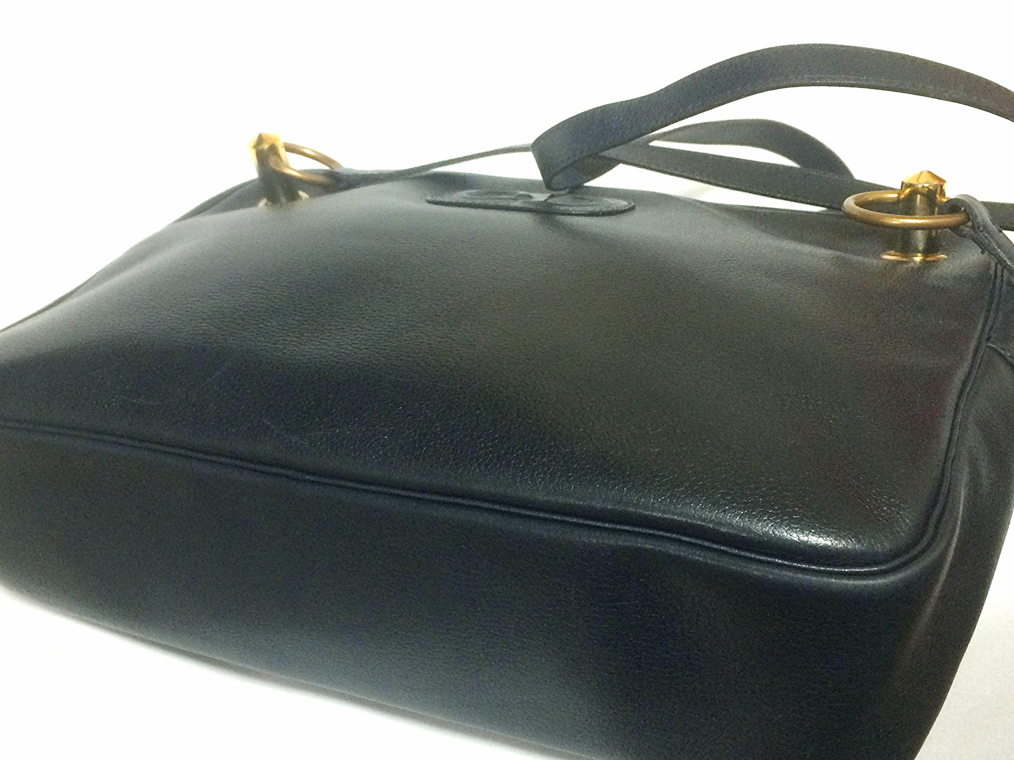 Vintage Christian Dior navy leather shoulder bag with CD motif. MODELE EXCLUSIF In Good Condition In Kashiwa, Chiba