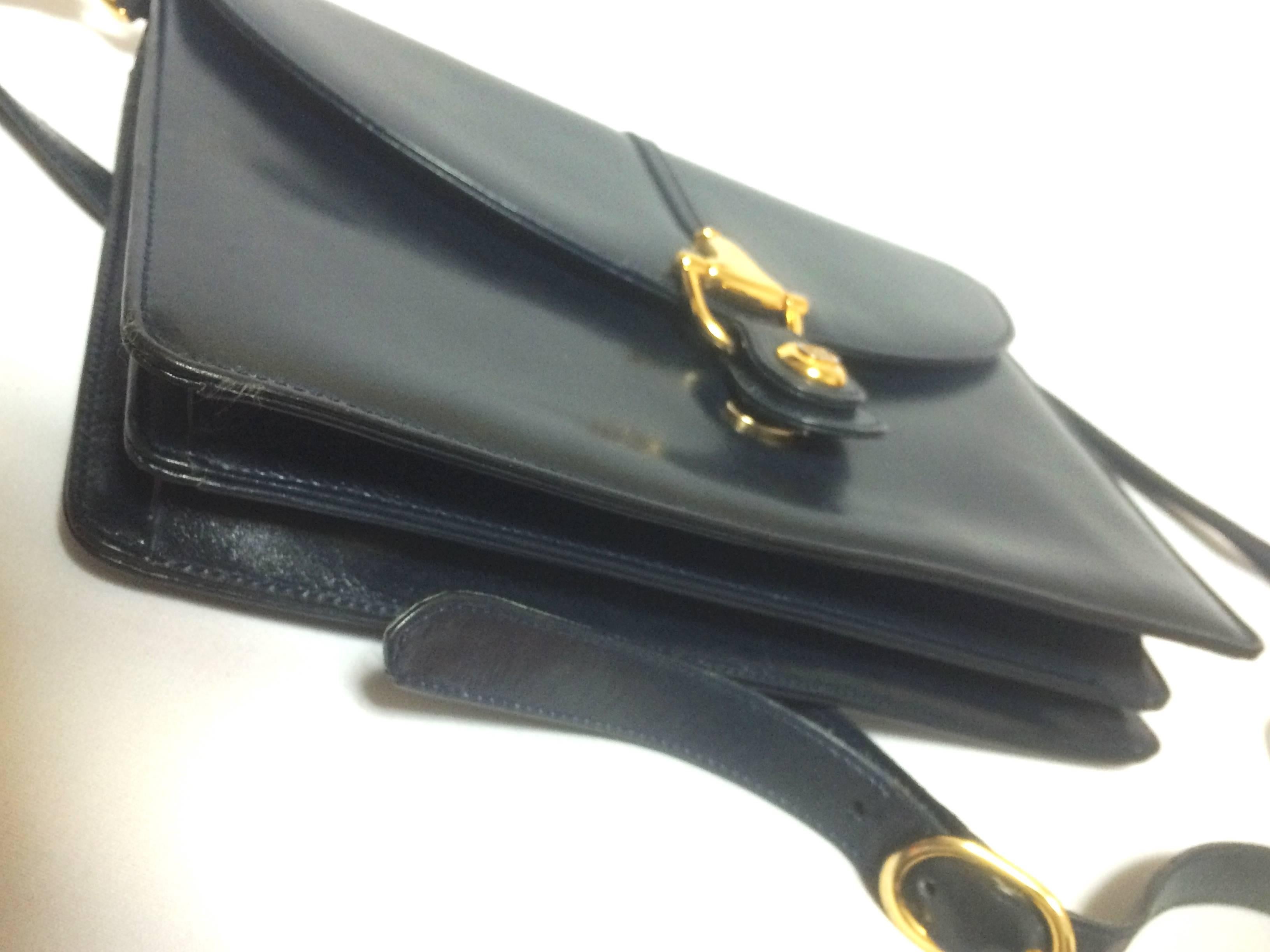 80’s Vintage Gucci navy leather  shoulder bag with golden horsebit motif closure In Good Condition In Kashiwa, Chiba