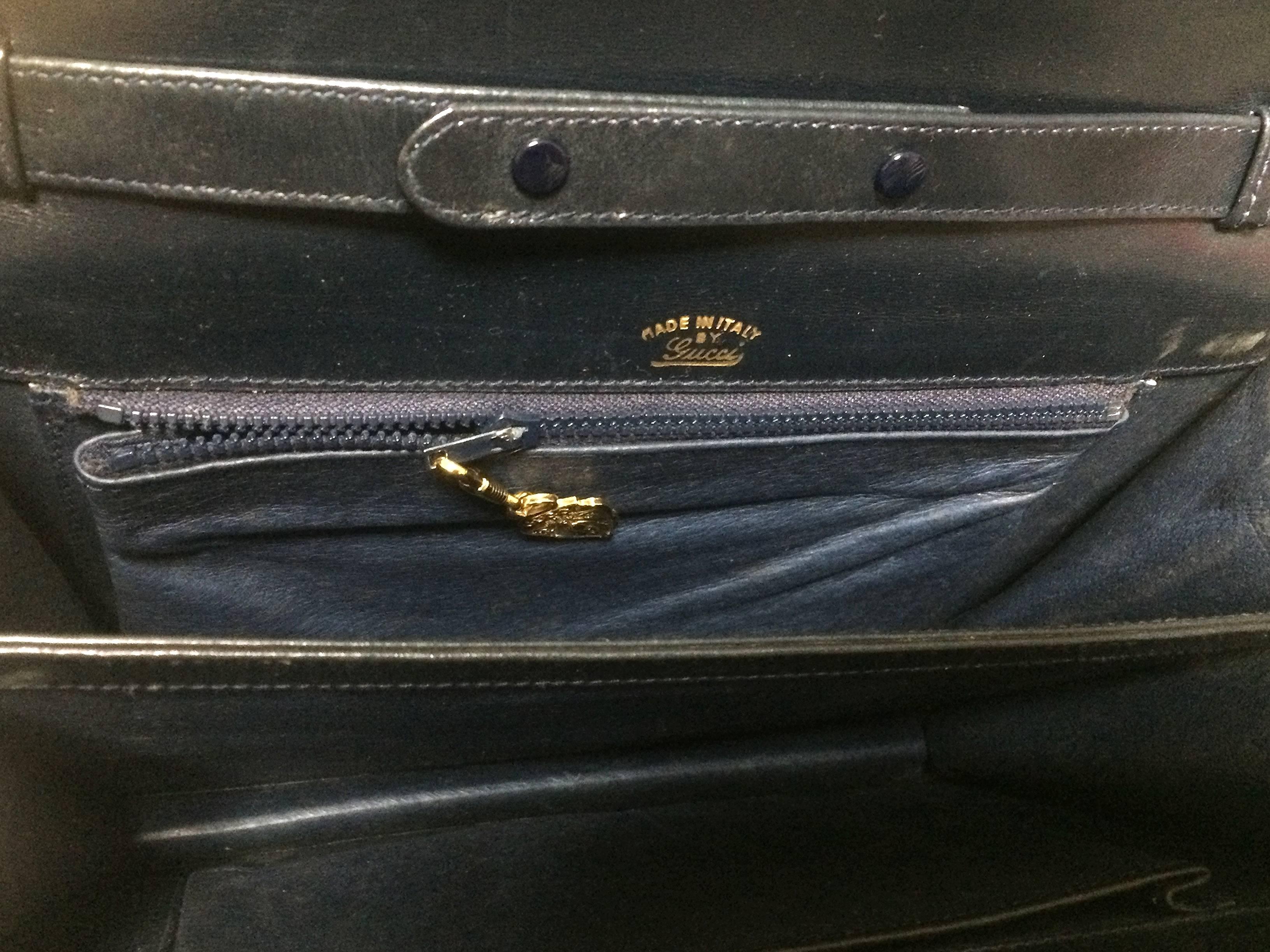 80’s Vintage Gucci navy leather  shoulder bag with golden horsebit motif closure 2