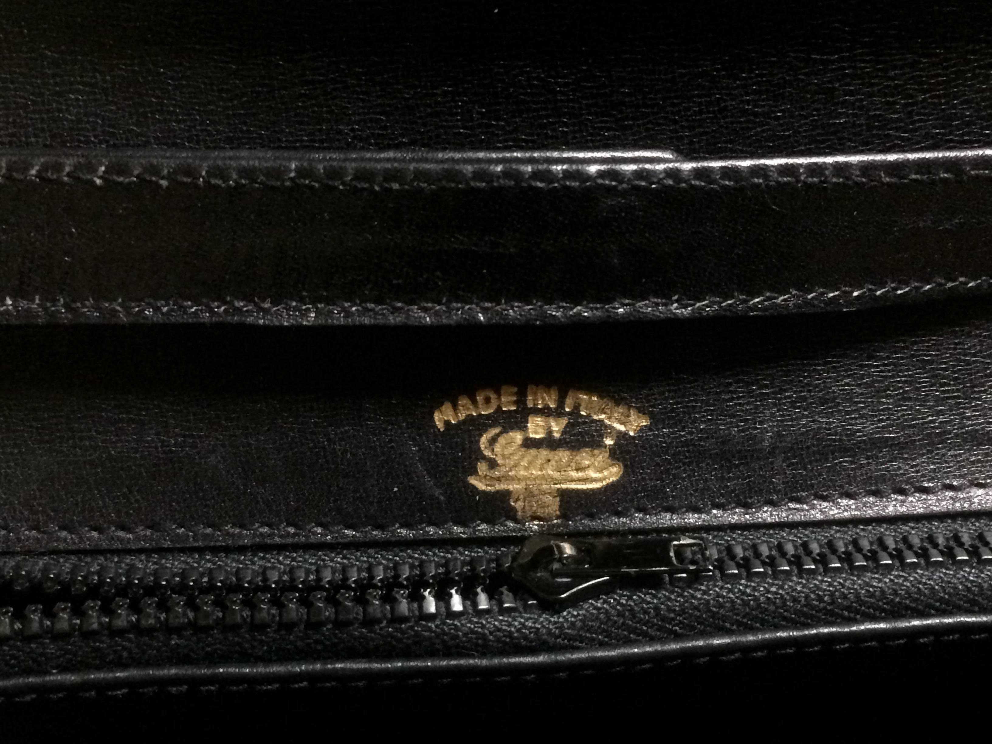 80’s Vintage Gucci black leather clutch shoulder bag with logo motif closure. In Good Condition In Kashiwa, Chiba