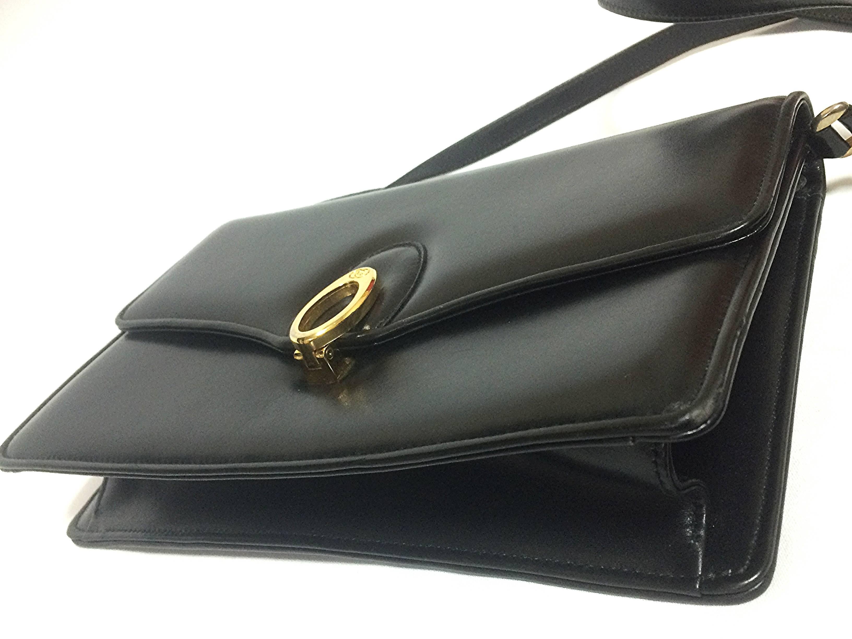 Women's Vintage Gucci black leather shoulder bag with golden logo embossed oval mot