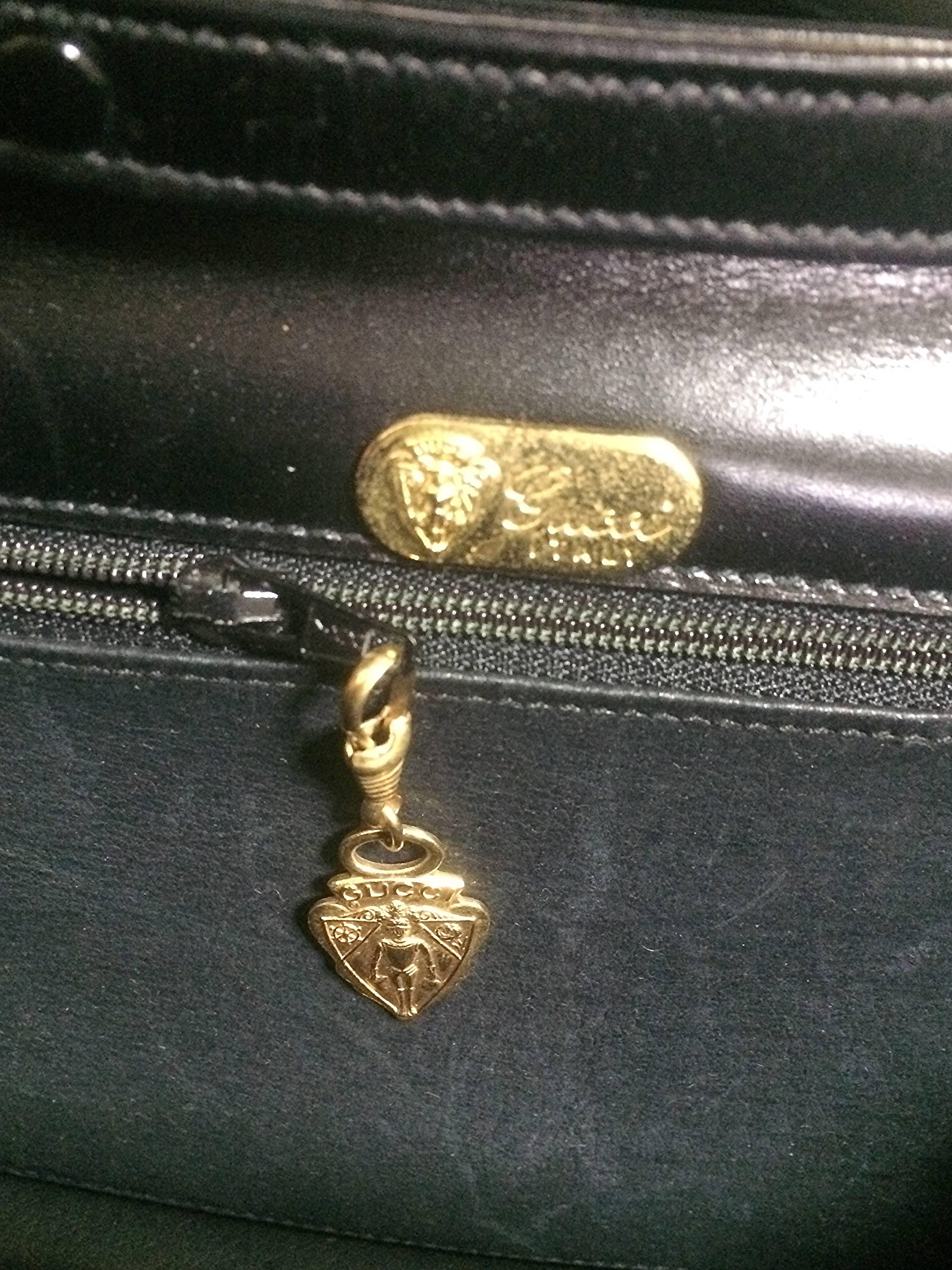 Vintage Gucci black leather shoulder bag with golden logo embossed oval mot 3