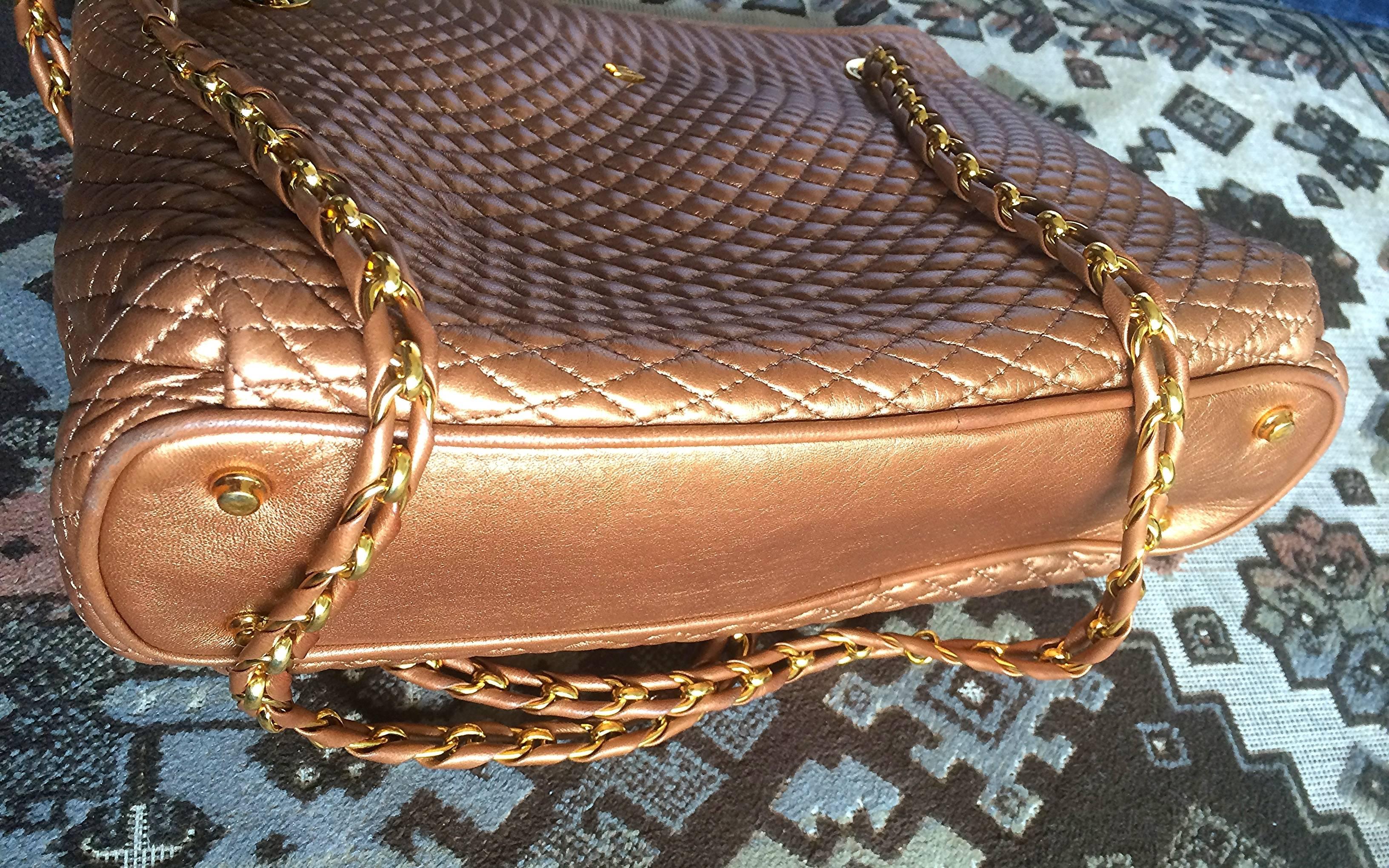Vintage Bally bronze brown quilted leather shoulder tote bag with chain straps. In Good Condition For Sale In Kashiwa, Chiba