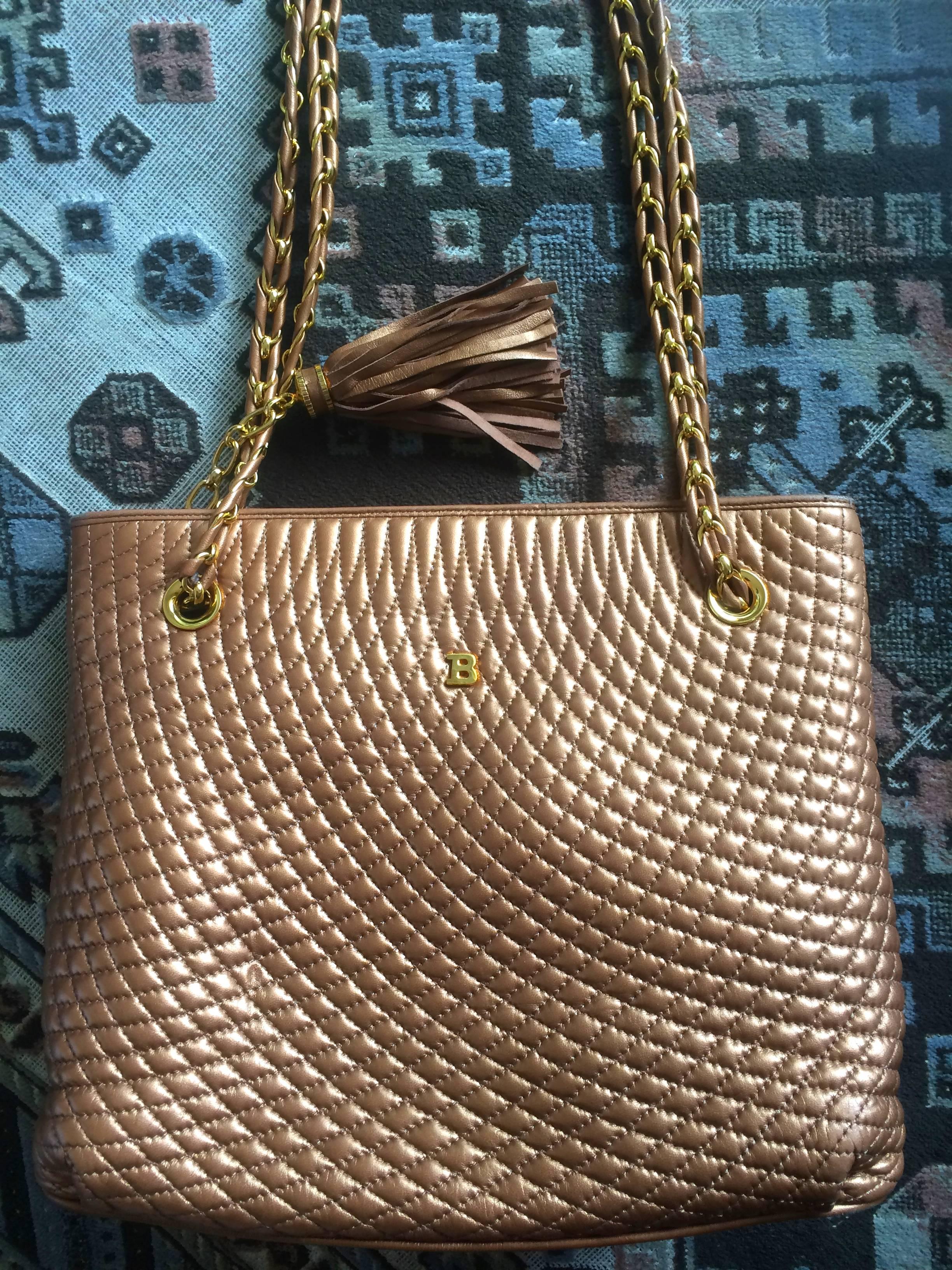 1990s. Vintage Bally bronze brown quilted leather tote bag with chain straps and a matching tassel to the zipper. Golden B logo motif.

Introducing a classic vintage chain shoulder tote bag from BALLY back in the 90s.
Rare color in brown