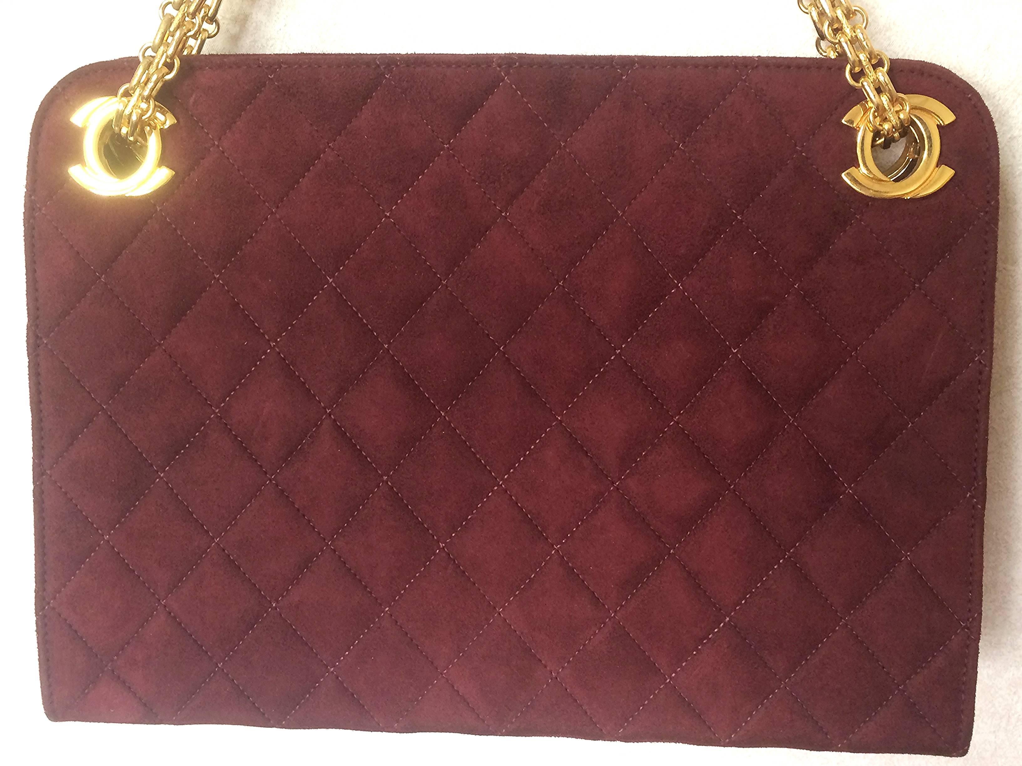 1980s. Vintage CHANEL genuine wine, bordeaux suede leather  shoulder bag with gold tone CC marks and skinny chain straps. Rare masterpiece.

Introducing a rare vintage bag, genuine wine/bordeaux suede leather shoulder bag with gold chain strap