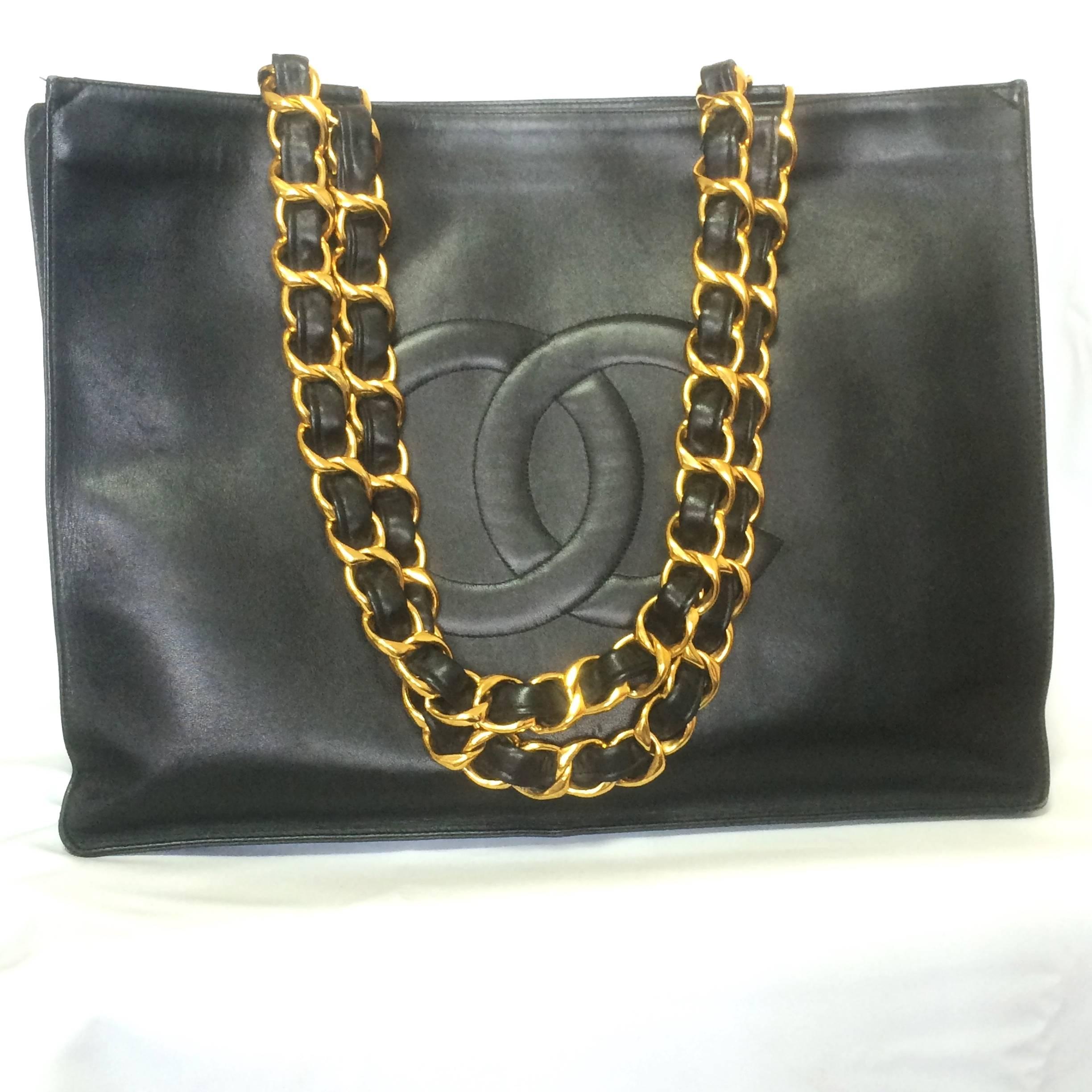 Vintage CHANEL black calfskin large tote bag with gold tone chain handles and CC In Good Condition In Kashiwa, Chiba