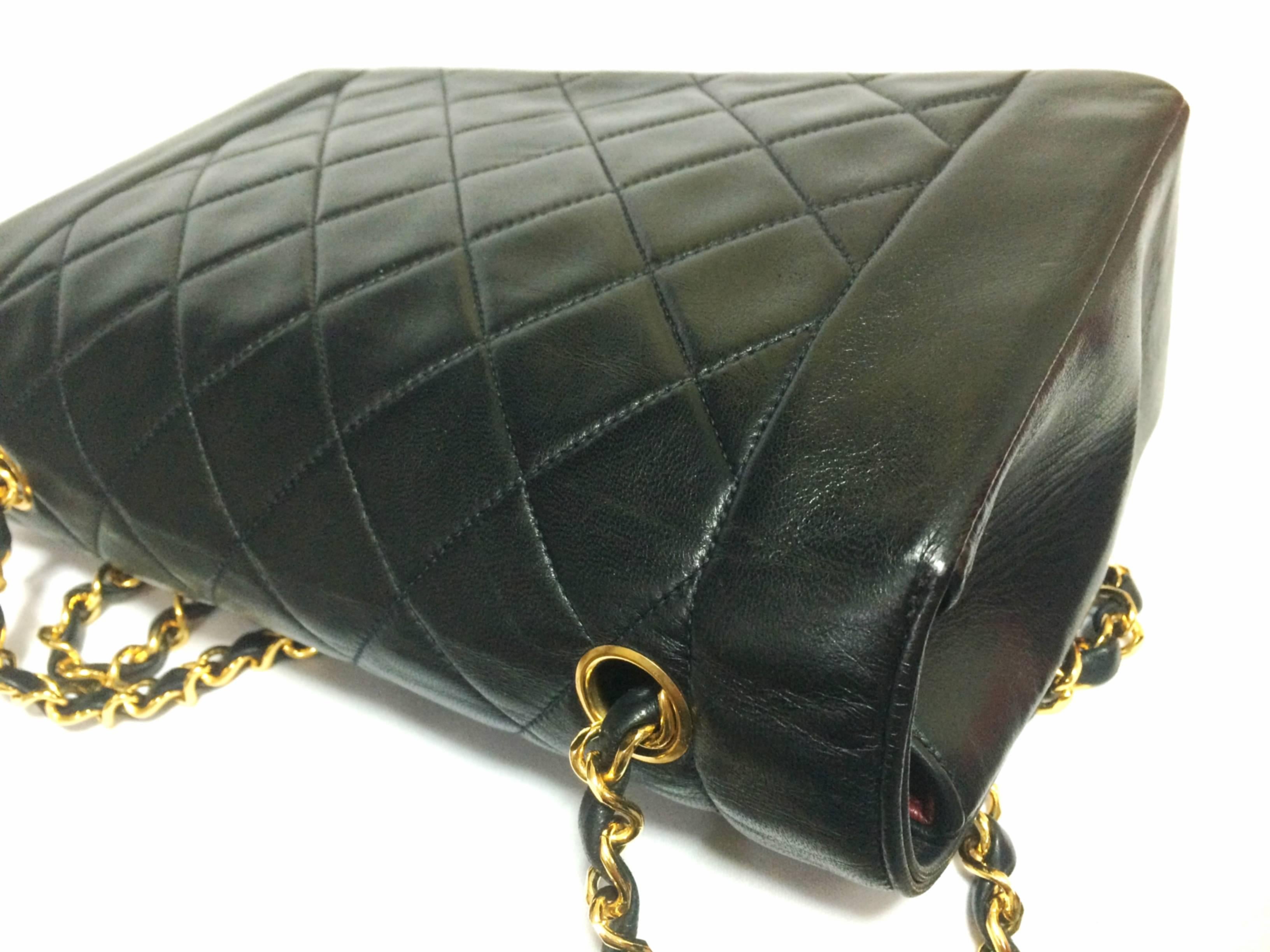 MINT. Vintage CHANEL black lambskin classic flap 2.55 gold chain shoulder bag. In Excellent Condition In Kashiwa, Chiba