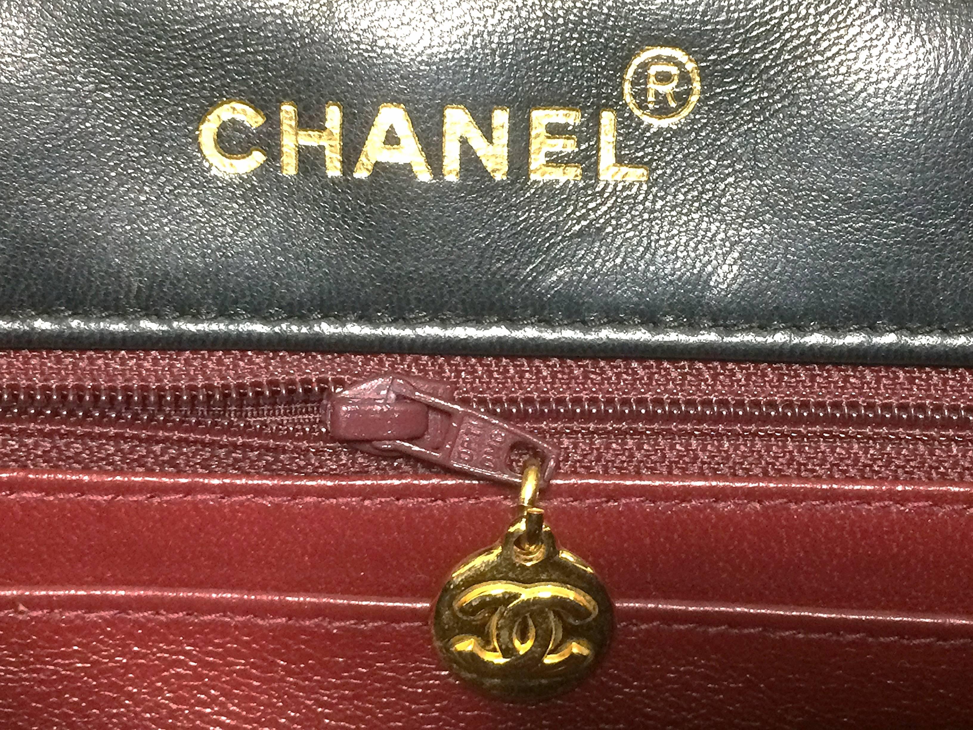 MINT. Vintage CHANEL black lambskin classic flap 2.55 gold chain shoulder bag. 4