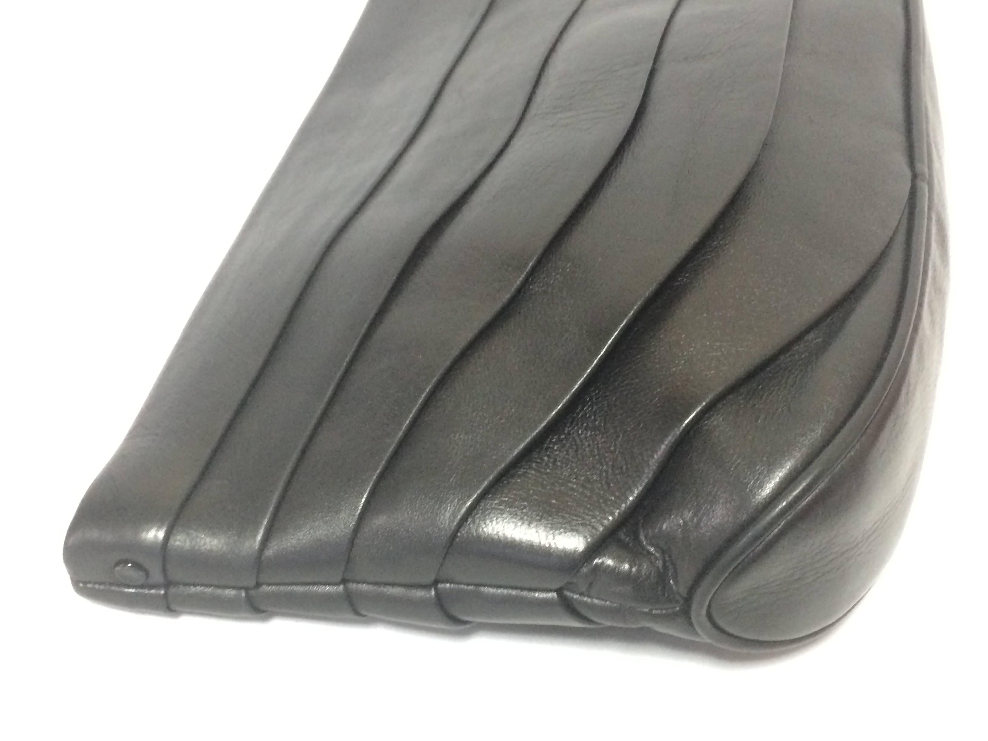 Vintage Valentino Garavani black leather wave layered design clutch bag, purse In Good Condition In Kashiwa, Chiba