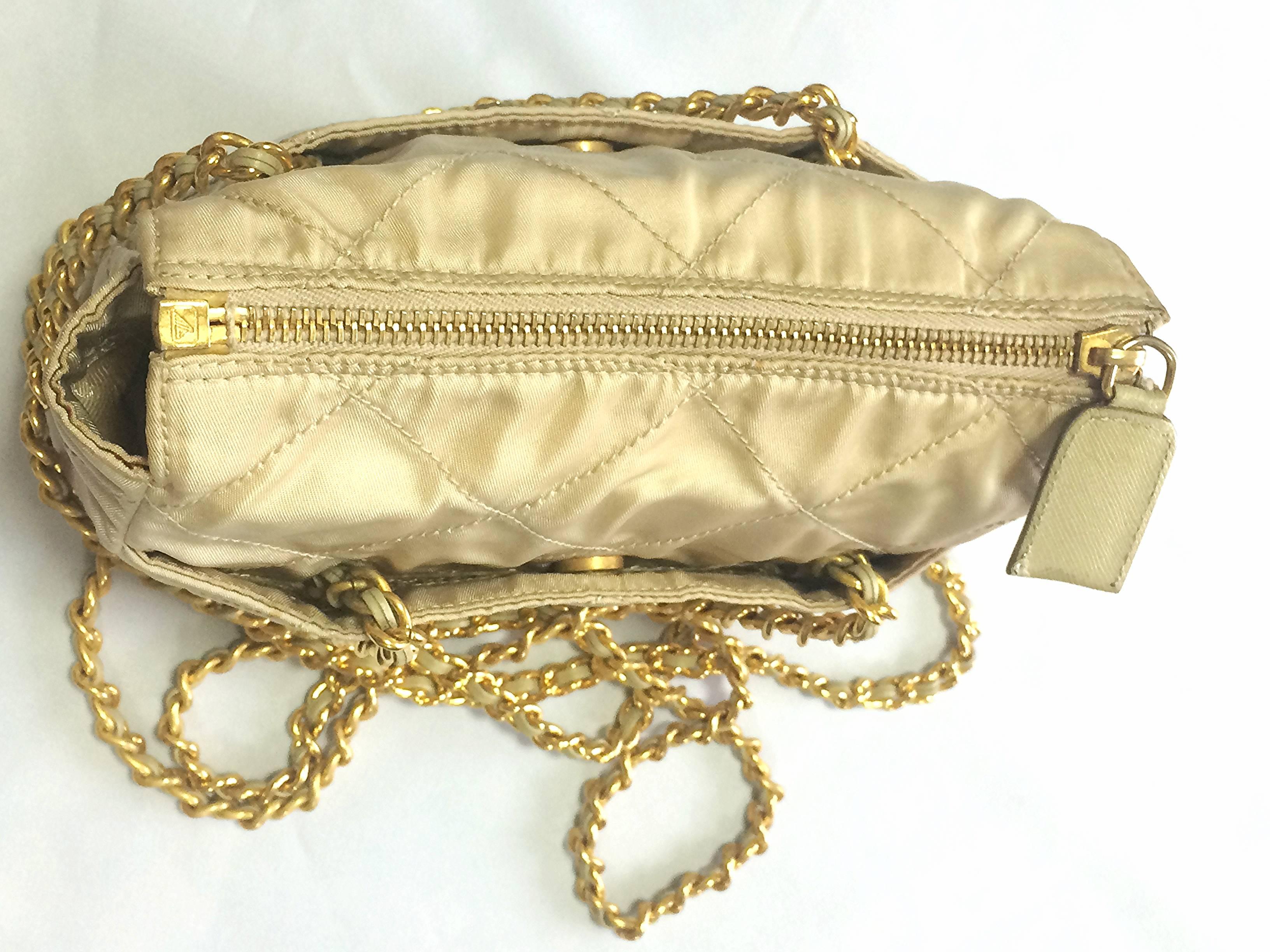 Vintage Prada quilted nylon ivory beige shoulder bag with golden chain straps In Good Condition In Kashiwa, Chiba
