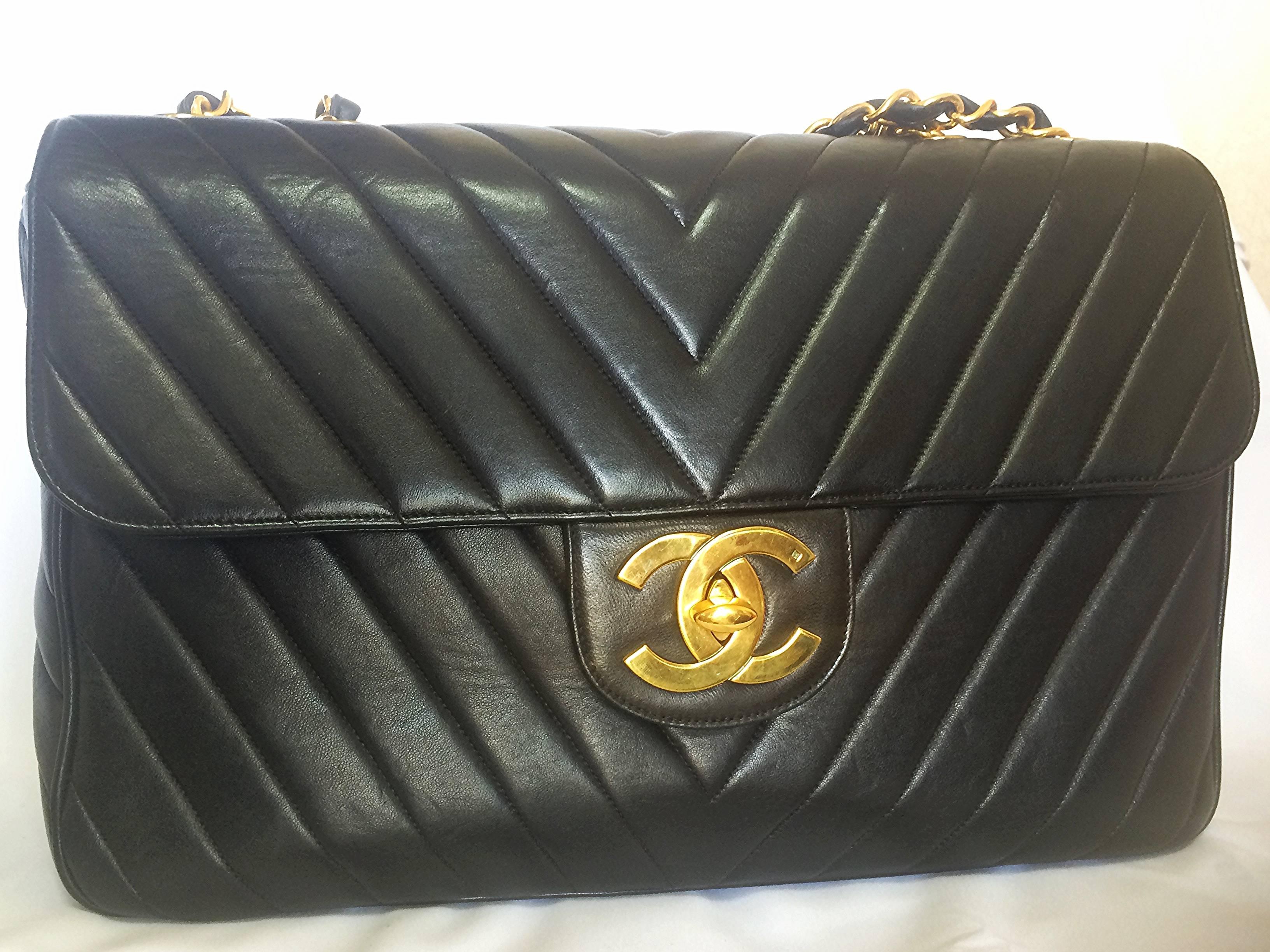 1990s. Vintage CHANEL classic flap jumbo/extra large 2.55 chain shoulder bag with chevron stitch. Black lambskin with V stitch design.

Rare masterpiece from CHANEL back in the 90's....
Jumbo/ extra large black lambskin shoulder bag in Chevron