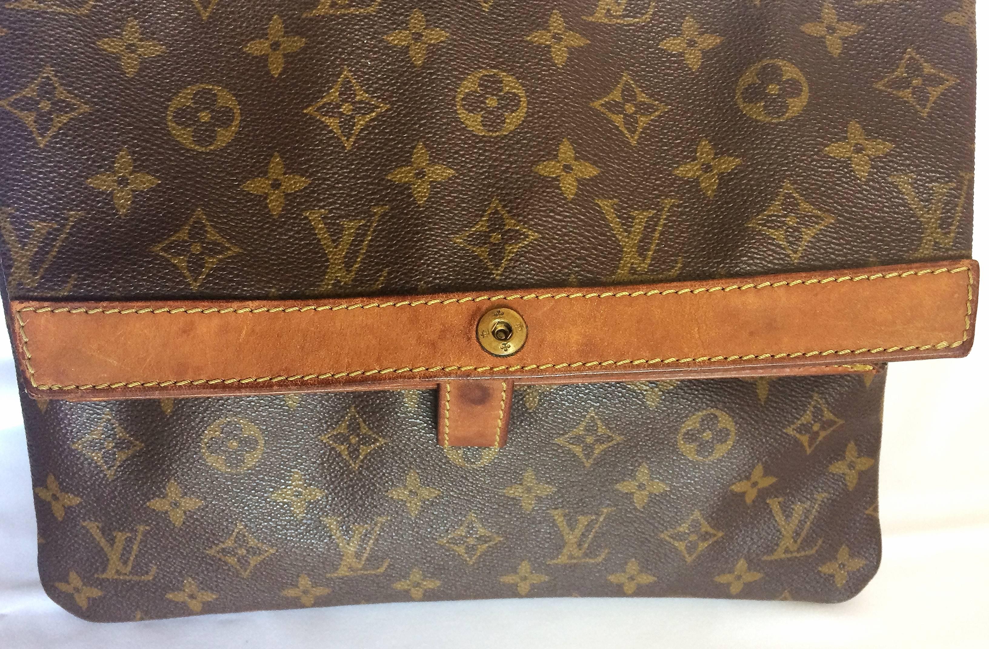 1970's, 80's vintage Louis Vuitton monogram envelope style document portfolio purse. Unisex use for all generations. Eclair zipper.

Take it anywhere and anytime with you for all occasion!
This is one of the rarest pieces of Louis Vuitton