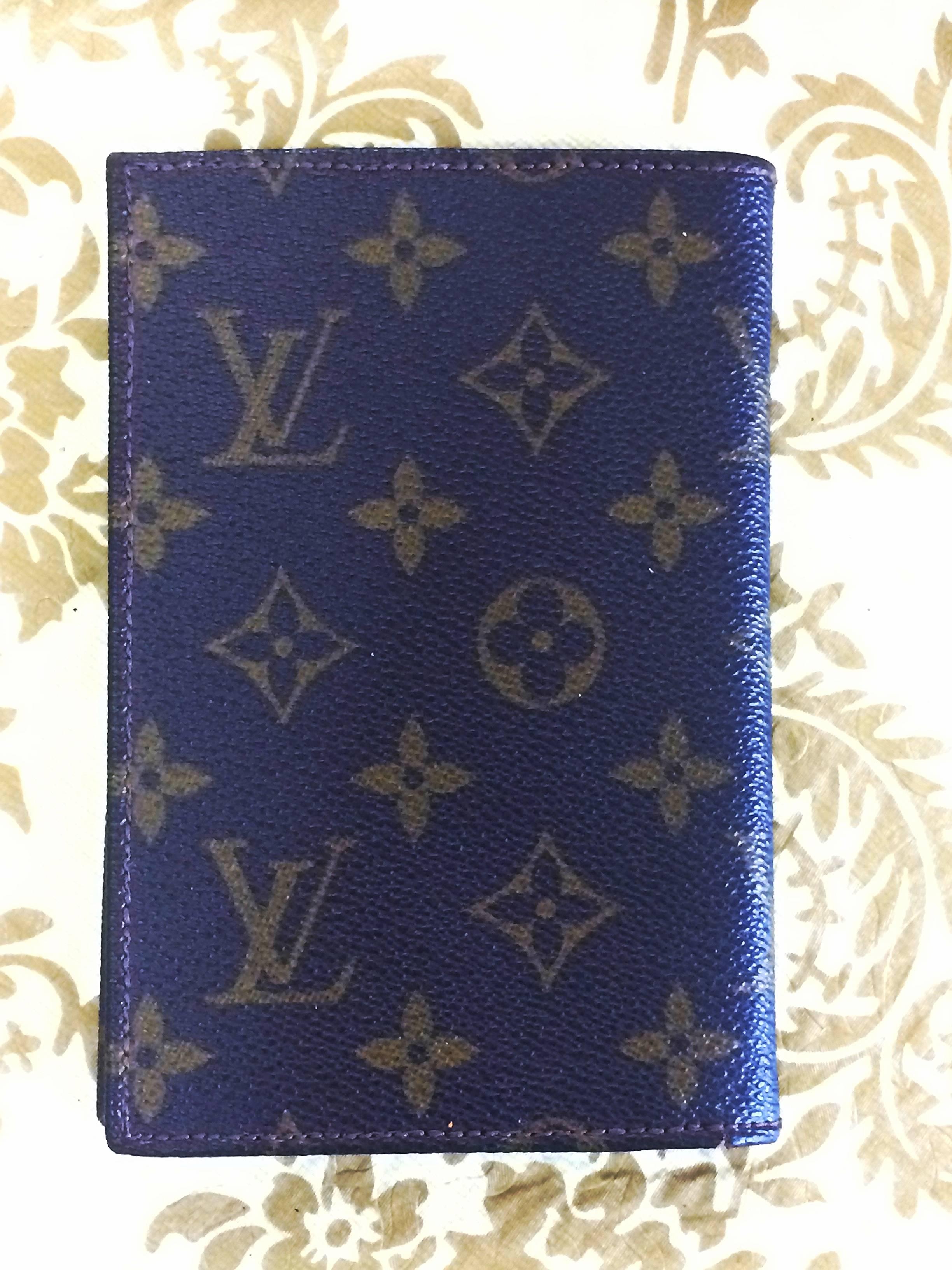 1980s. vintage Louis Vuitton brown monogram and leather wallet. Classic unisex wallet from the old era.

This is a vintage Louis Vuitton classic monogram and leather wallet from the early 80's with the serial number 833; Manufactured in March,