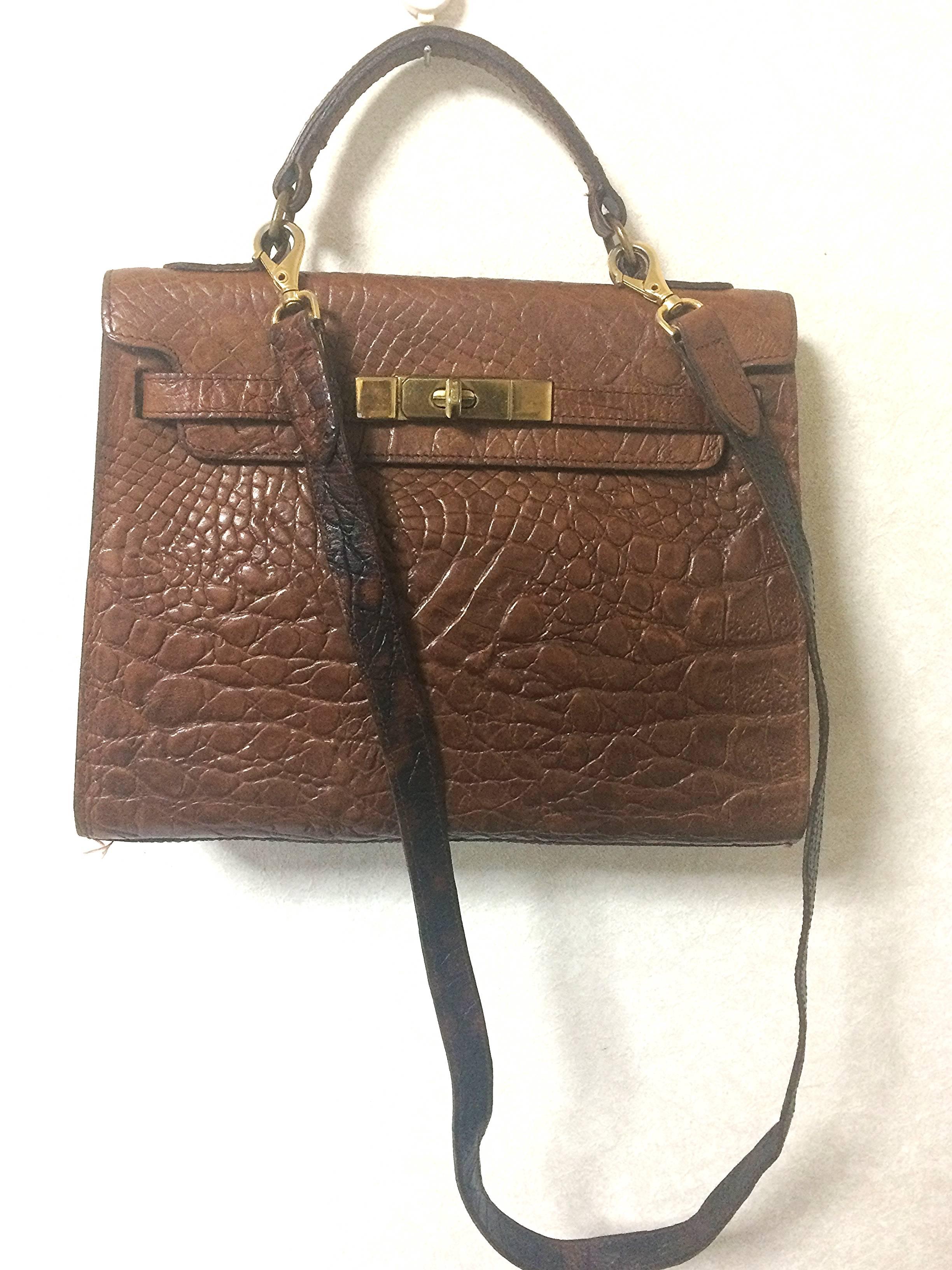 1990s. Vintage Mulberry croc embossed brown leather Kelly bag with shoulder strap. Roger Saul era. Rare masterpiece you must get.

Introducing another old sophisticated masterpiece from Mulberry in the Roger Saul era in the early 90's.

It has