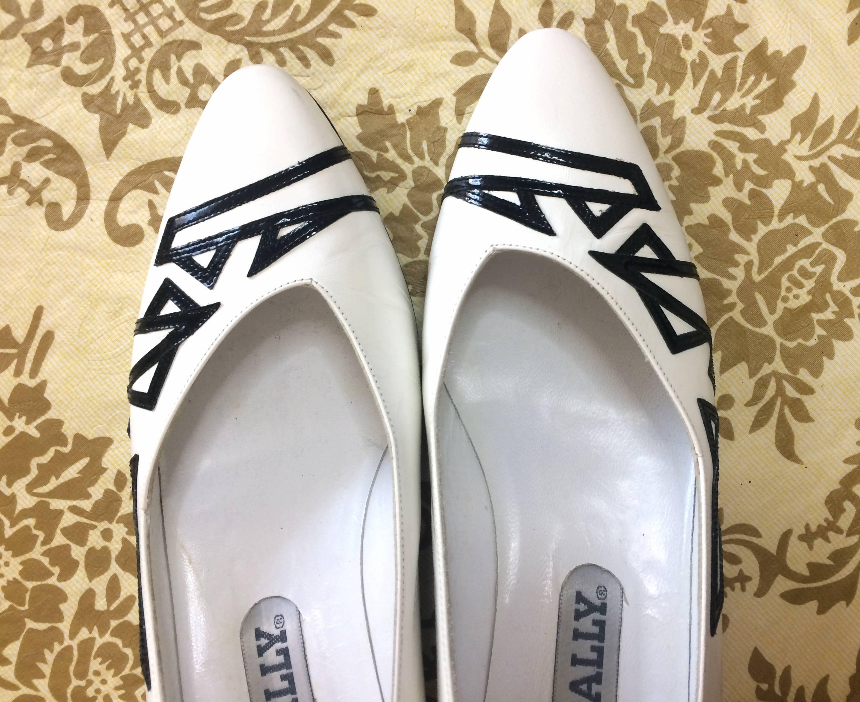 Gray Vintage BALLY white and black leather flat shoes, pumps with geometric design.