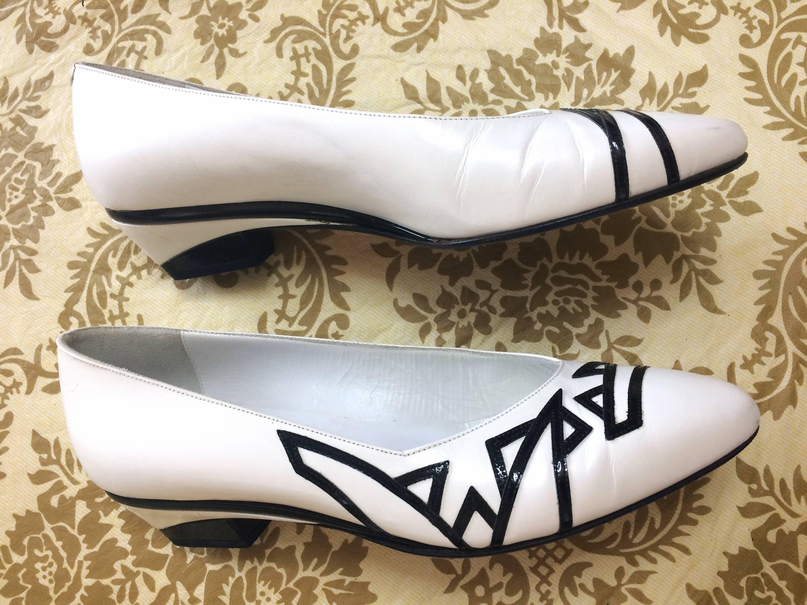 Vintage BALLY white and black leather flat shoes, pumps with geometric design. In Good Condition In Kashiwa, Chiba