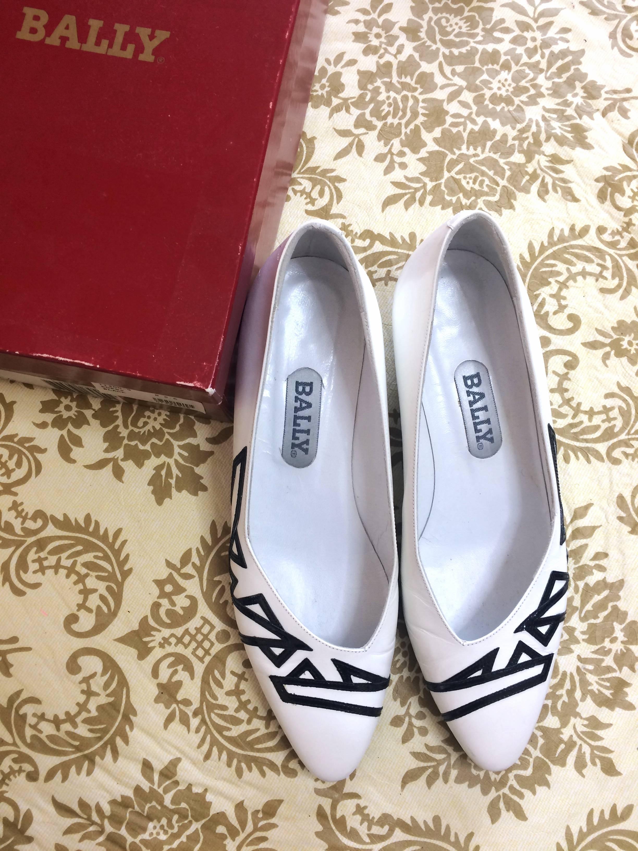 Vintage BALLY white and black leather flat shoes, pumps with geometric design.  US6.5 Made in Italy.

This is a vintage pair of shoes in white and black leather from Bally.
Featuring black geometric motifs as an accent on white.
Showing some