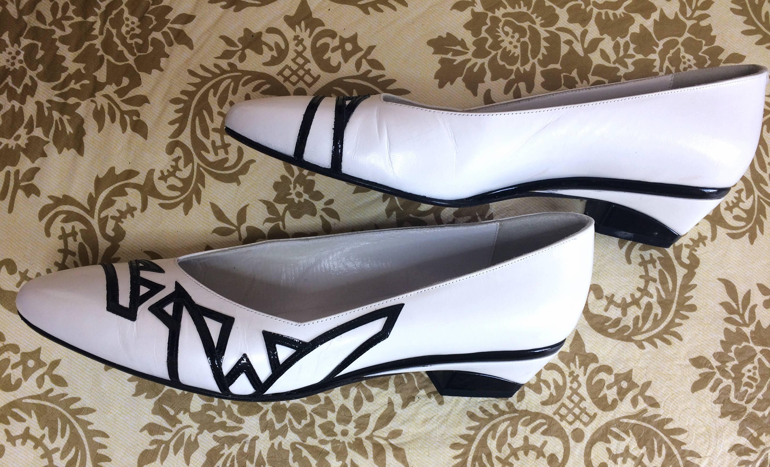 Women's Vintage BALLY white and black leather flat shoes, pumps with geometric design.