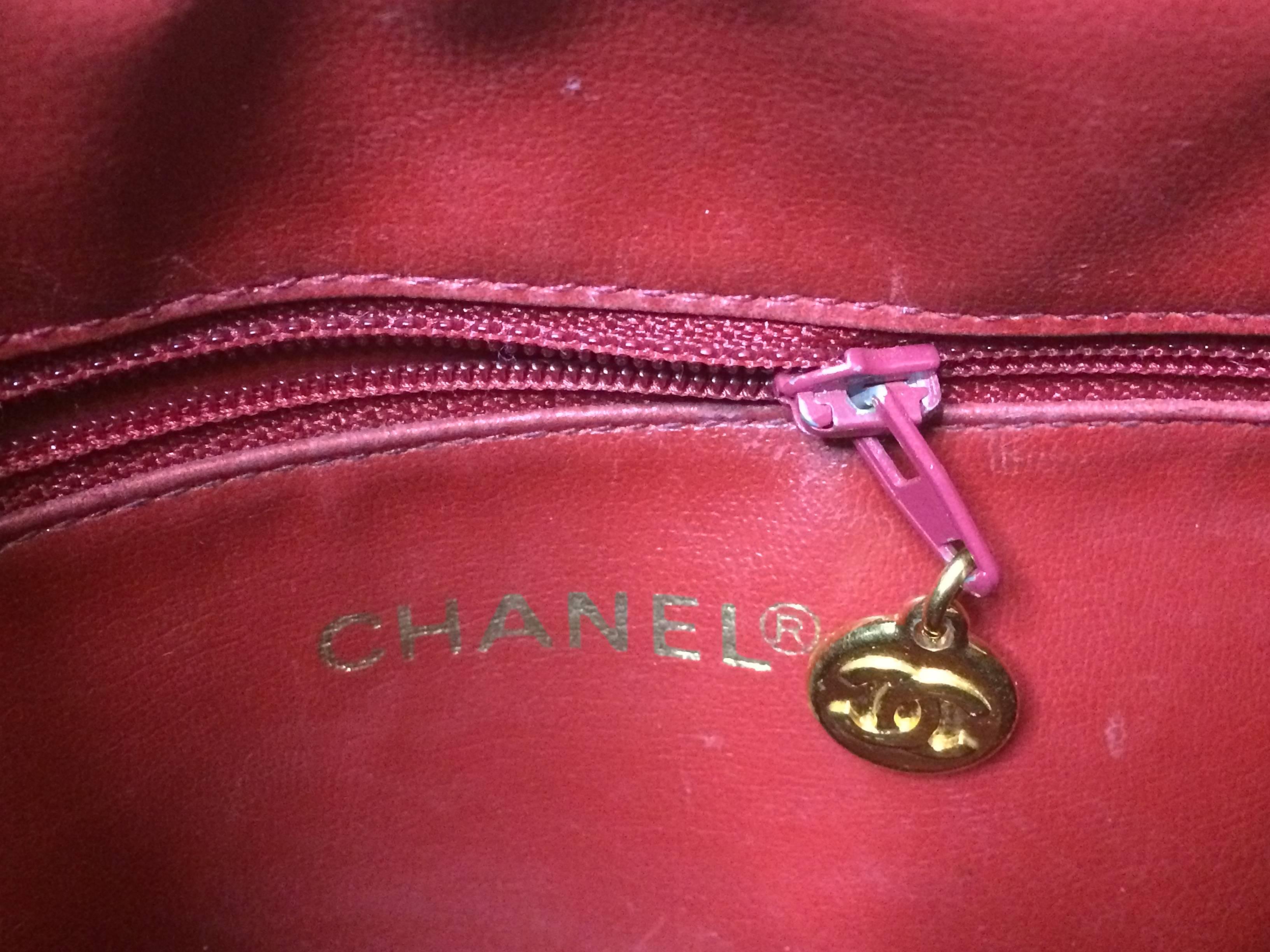 Vintage CHANEL red caviar v stitch, chevron style chain shoulder tote bag. For Sale 1