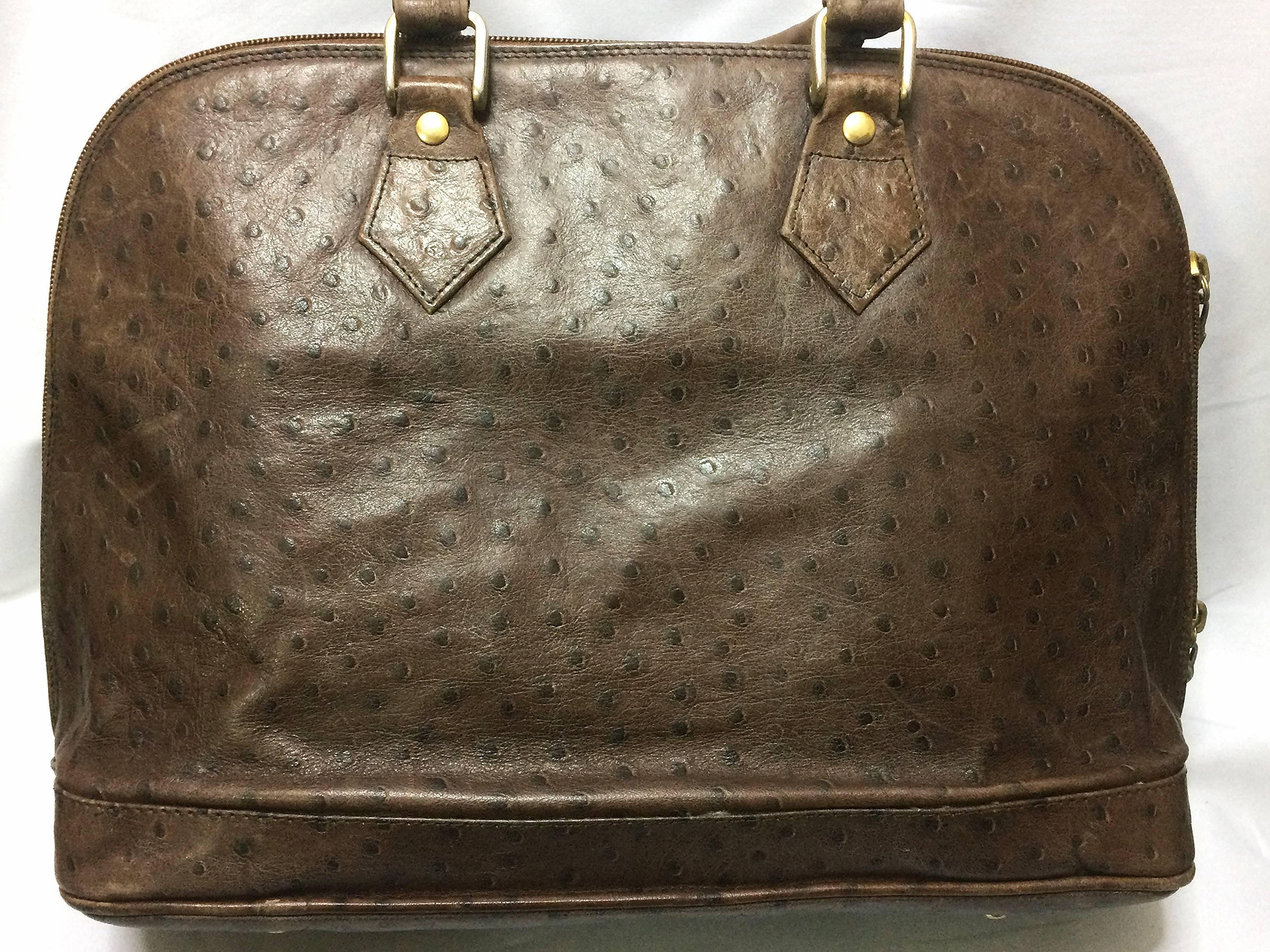 1980s Vintage Roberta di Camerino ostrich embossed brown leather bag in Alma style with gold tone R charms. Rare masterpiece.

Introducing a vintage Alma style ostrich-embossed leather bag from Roberta di Camerino approx from 80's.
Featuring