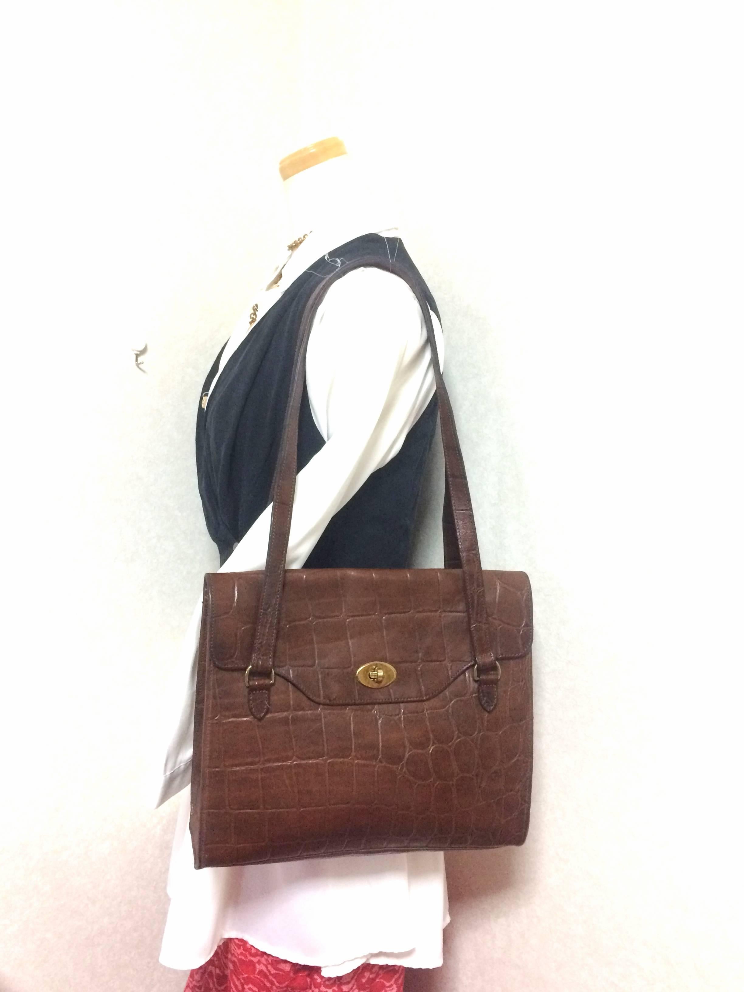 1990s. Vintage Mulberry brown croc embossed brown leather shoulder tote bag. Masterpiece back in the Roger Soul era.

This is one old sophisticated masterpiece, a croc-embossed genuine leather tote bag from Mulberry in the 90's. 
It has its