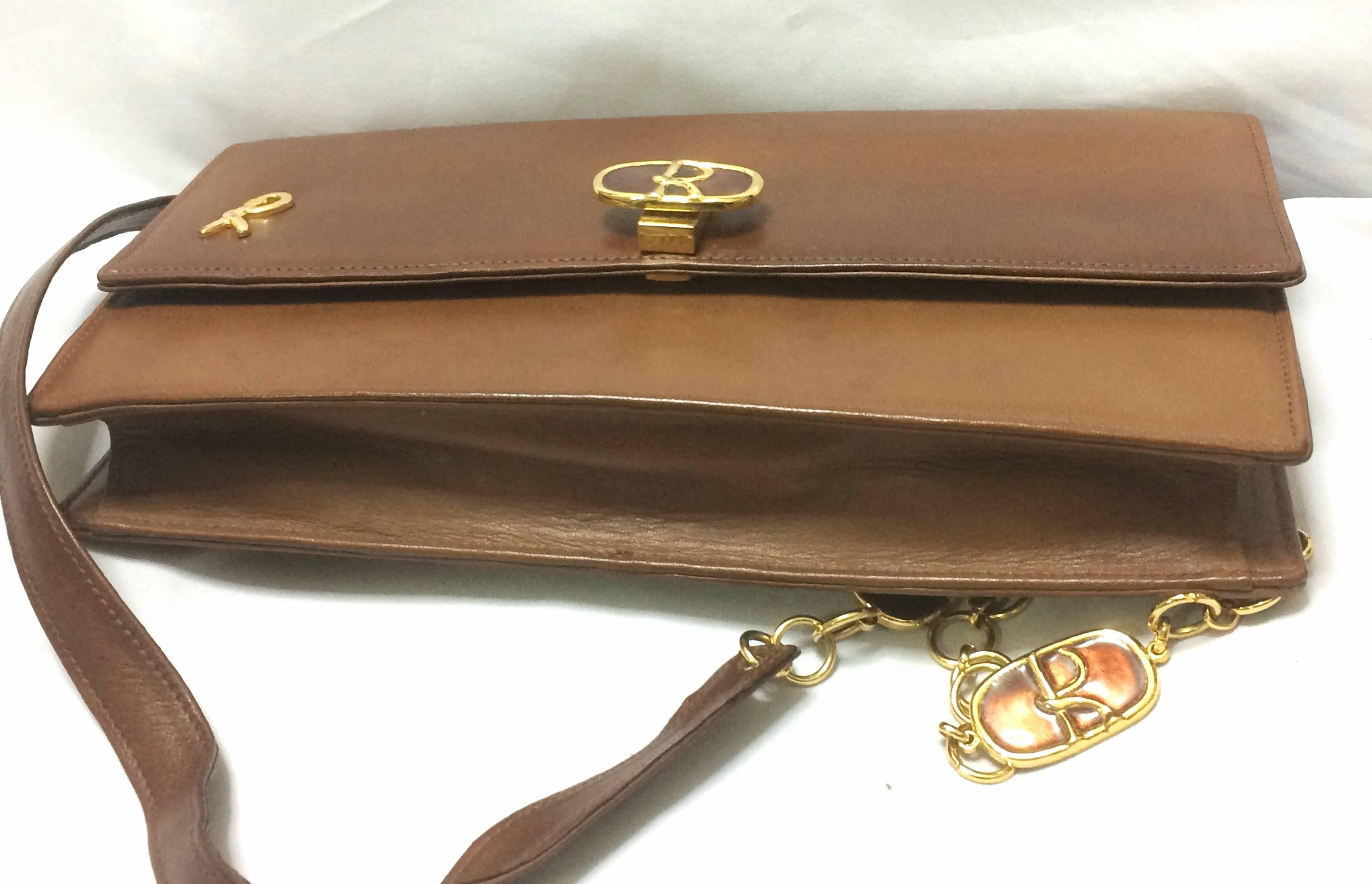 70's vintage Roberta di Camerino brown genuine leather purse with R cham chains. In Good Condition For Sale In Kashiwa, Chiba