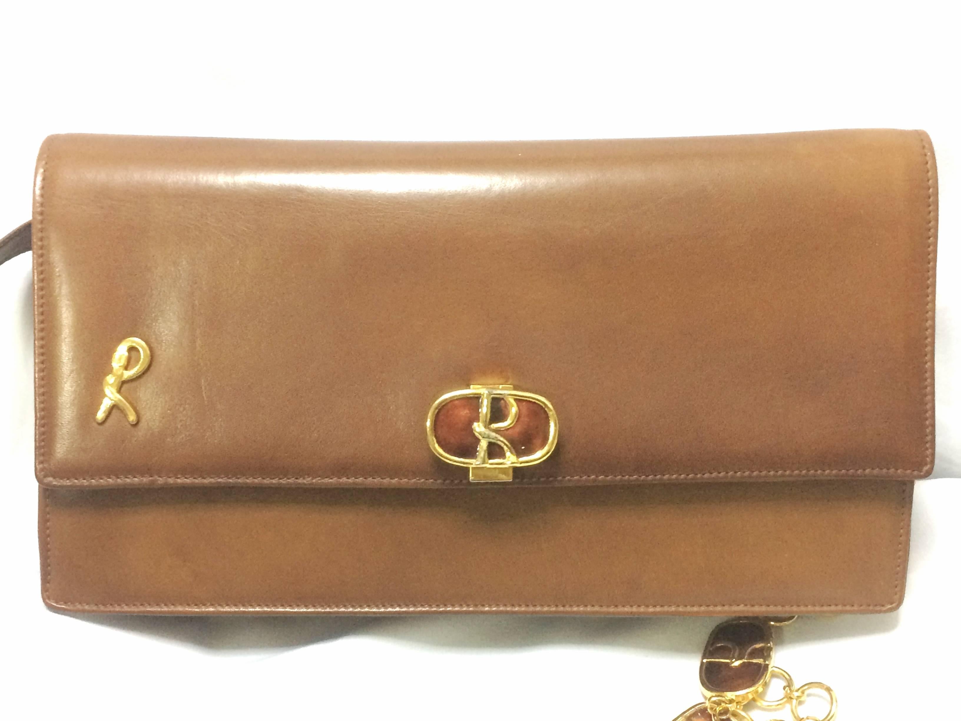 1970's vintage Roberta di Camerino brown genuine leather purse with R cham chains. A rare masterpiece.

70's vintage Roberta di Camerino brown leather purse.
This is a very rare 70s Roberta di Camerino vintage leather purse. 
Featuring 2 
