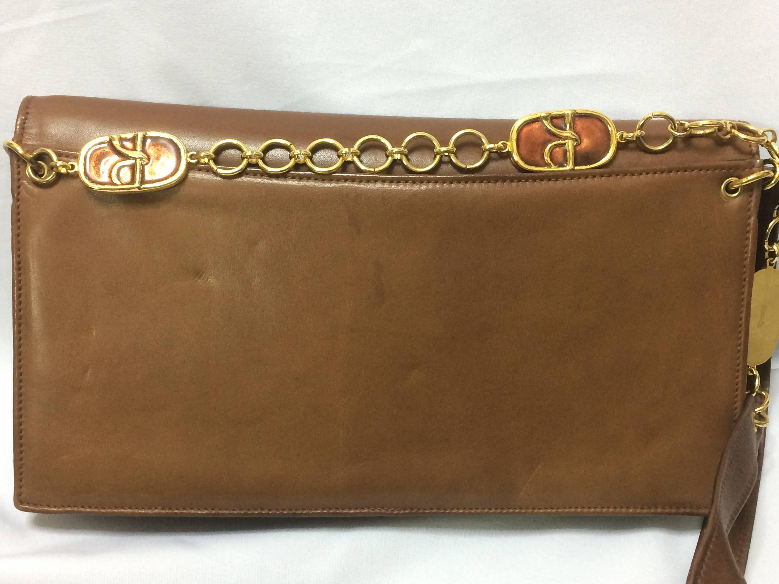 Brown 70's vintage Roberta di Camerino brown genuine leather purse with R cham chains. For Sale