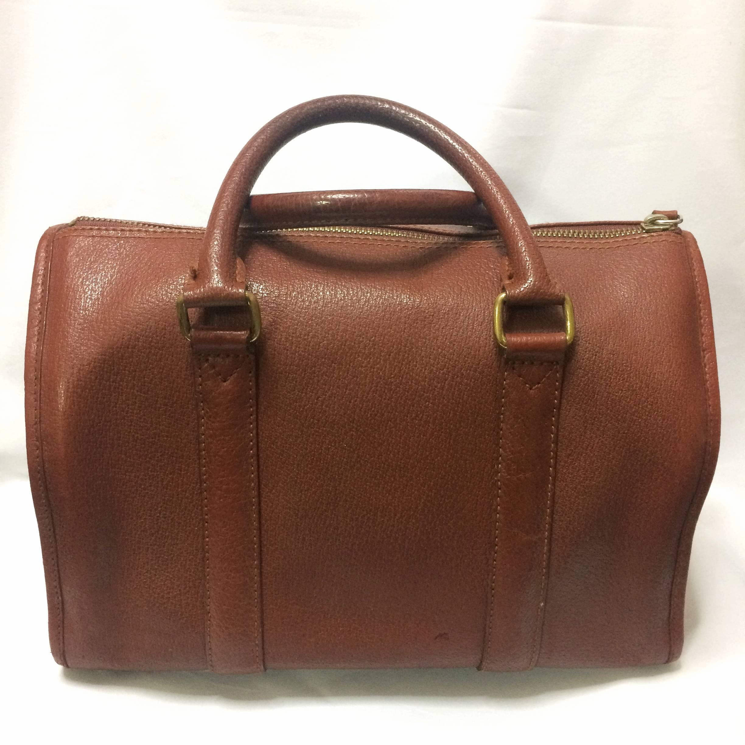 1990s. Vintage Ralph Lauren brown leather speedy style bag, mini duffle purse. Classic unisex bag for daily use.

This is a vintage genuine leather purse from Ralph Lauren in the 90's. 
Brick brown color genuine leather with its iconic logo