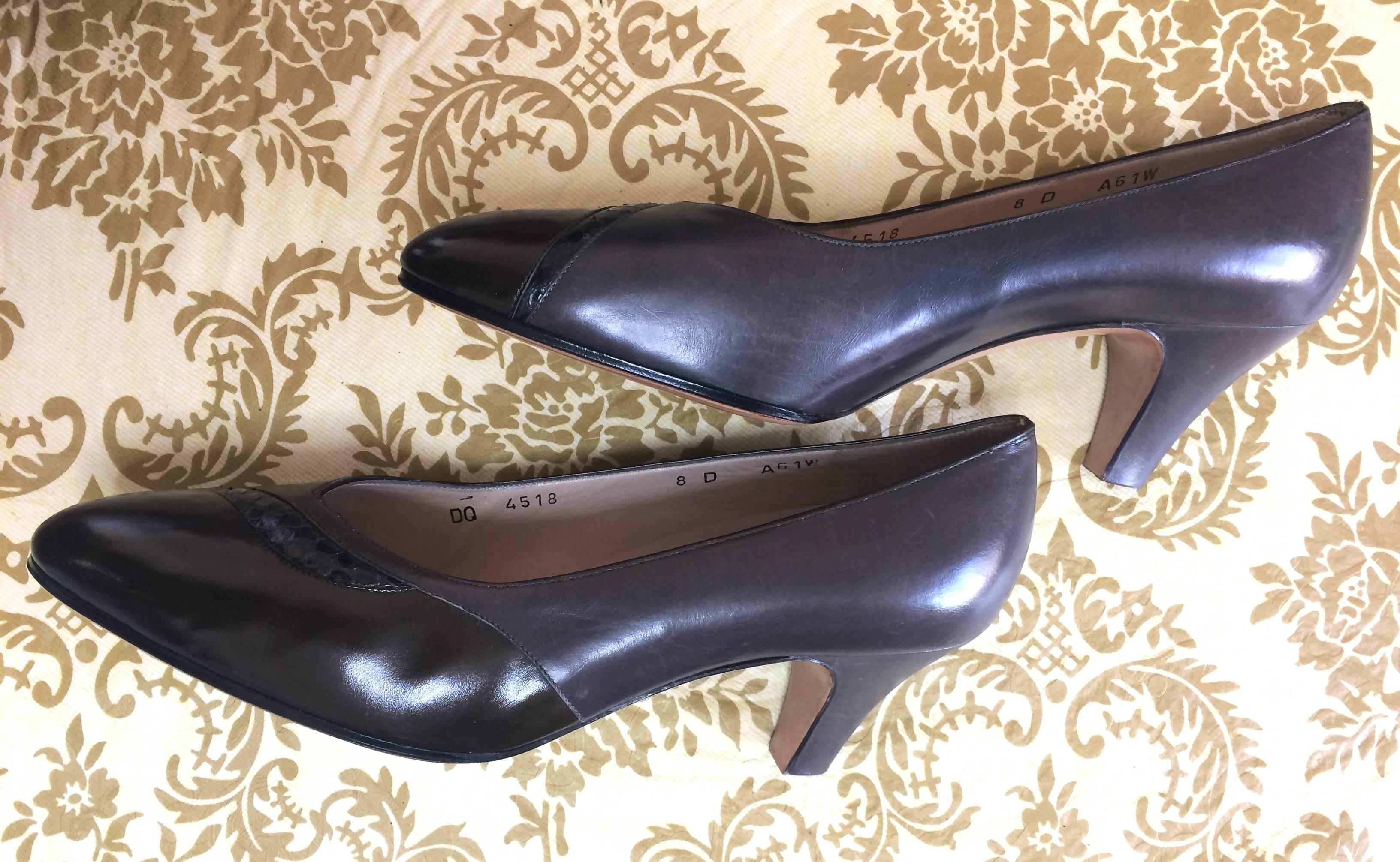 Vintage Salvatore Ferragamo grey and dark brown leather pumps with snakeskin. 8D In Good Condition For Sale In Kashiwa, Chiba