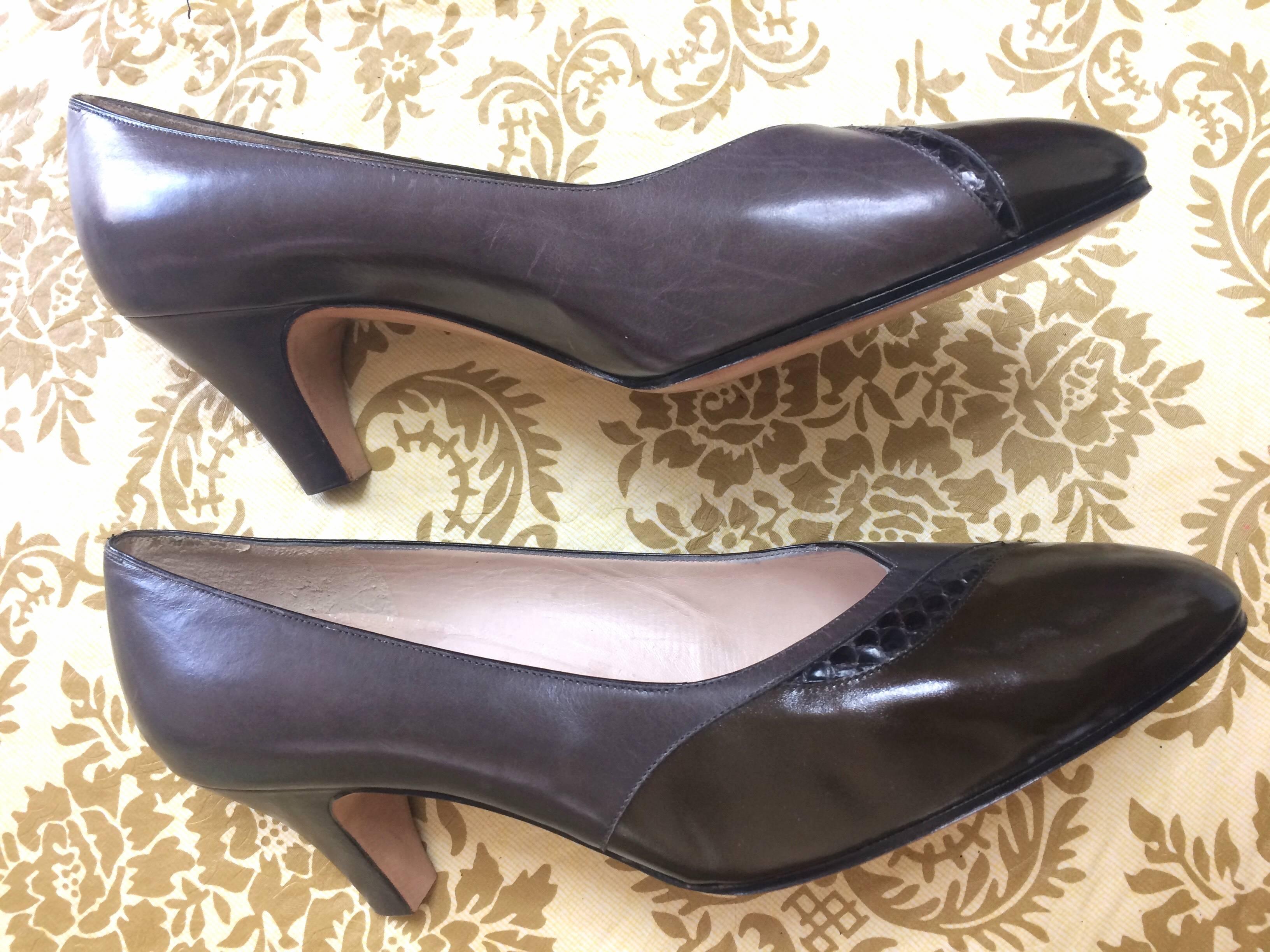 Women's Vintage Salvatore Ferragamo grey and dark brown leather pumps with snakeskin. 8D For Sale