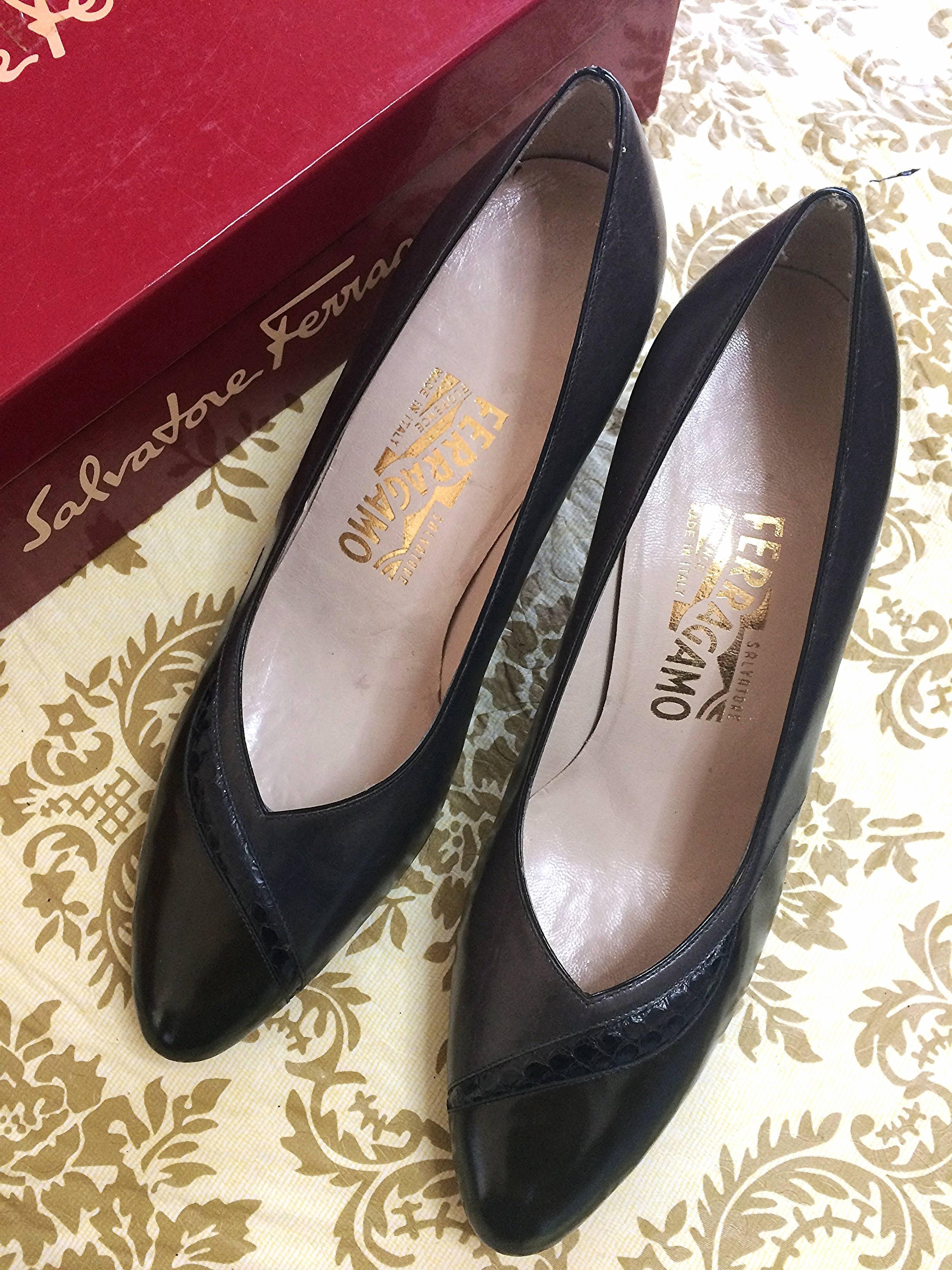 1990s. Vintage Salvatore Ferragamo charcoal grey and dark brown leather pumps with snakeskin, classic pointy heel shoes. US 8D

This is a classic vintage leather pumps from Salvatore Ferragamo from the 90s. 
Featuring dark brown and charcoal grey