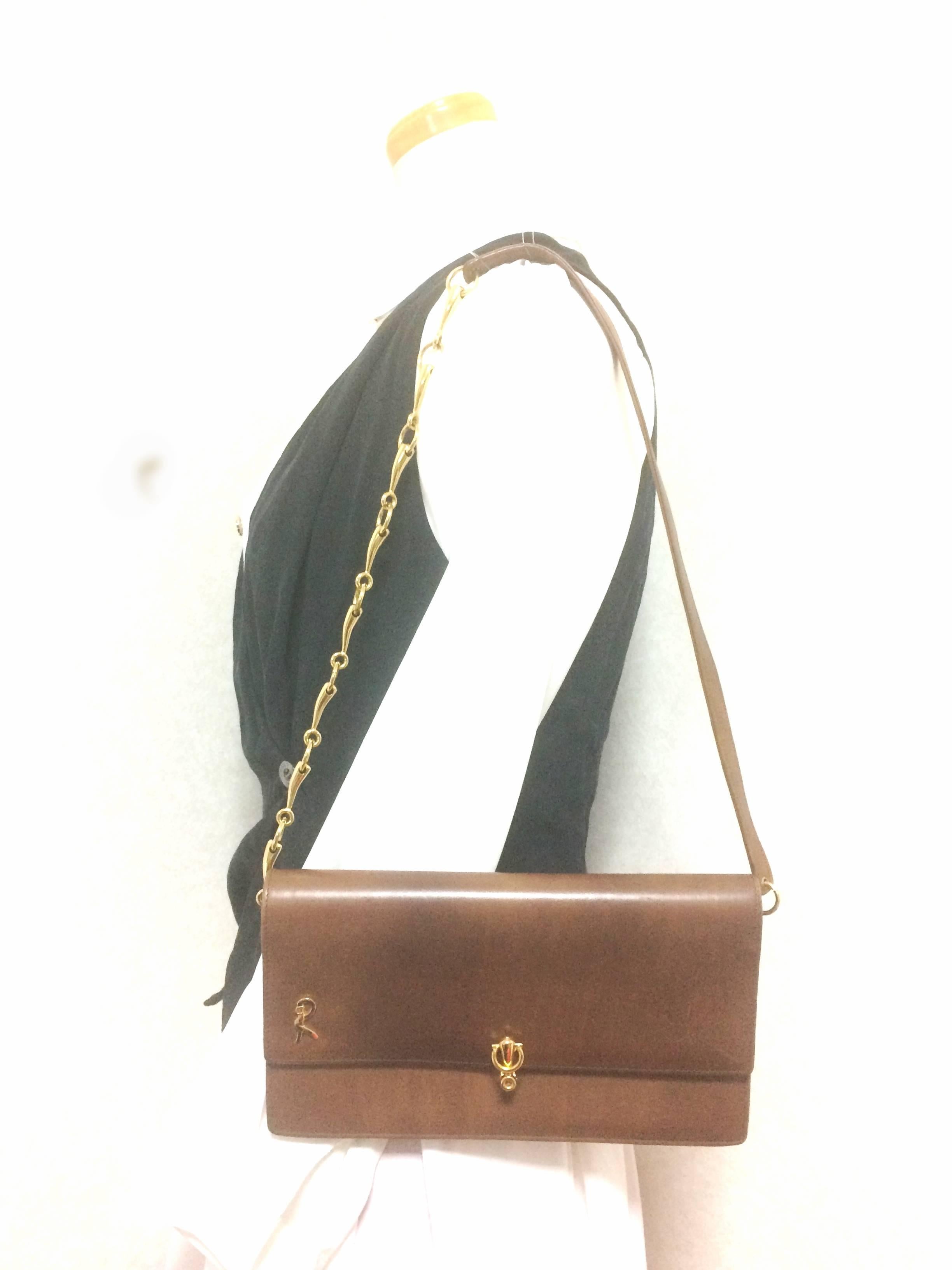 Vintage Roberta di Camerino brown leather chain shoulder bag with golden R logo  For Sale 2