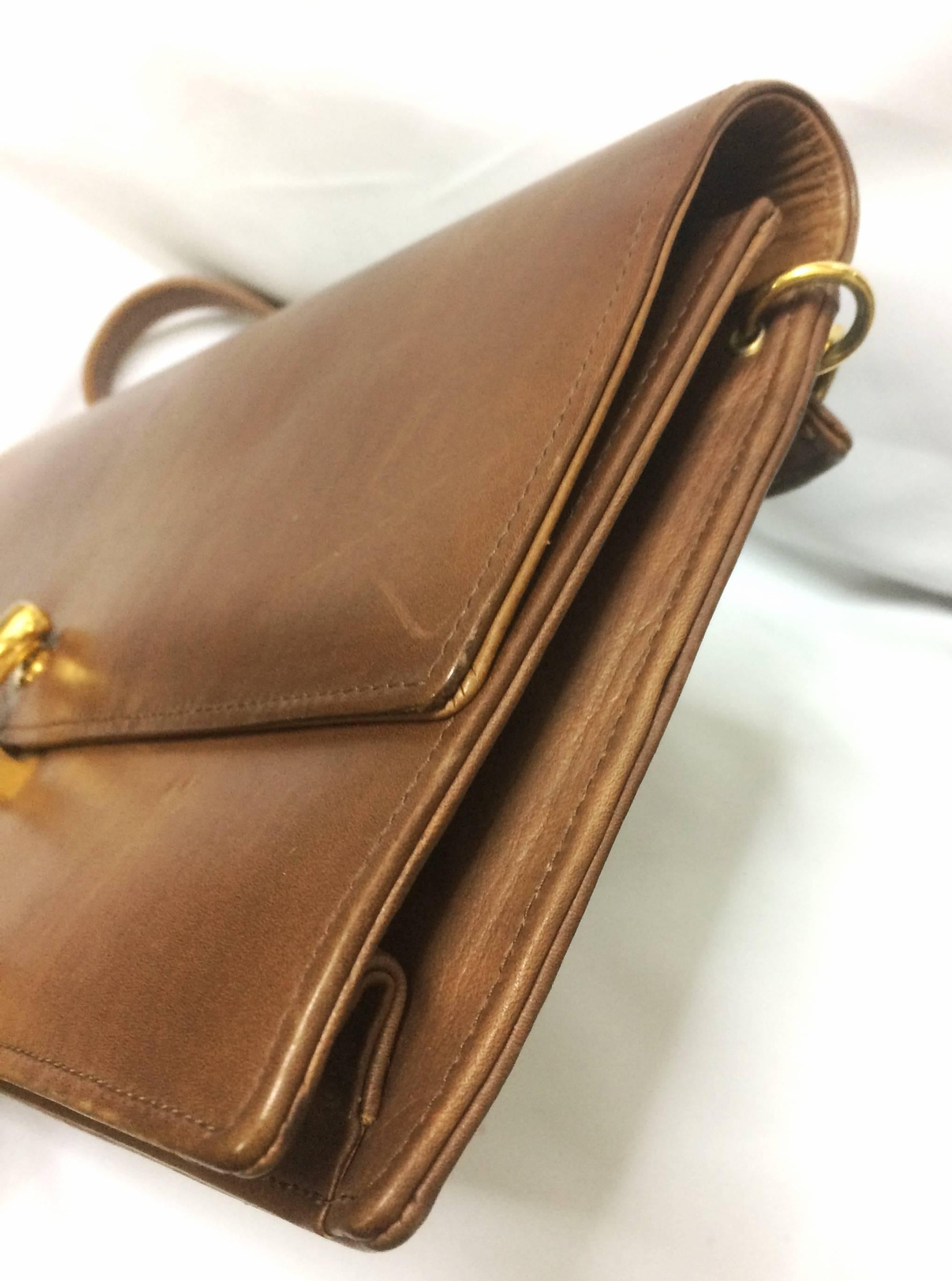 Brown Vintage Roberta di Camerino brown leather chain shoulder bag with golden R logo  For Sale