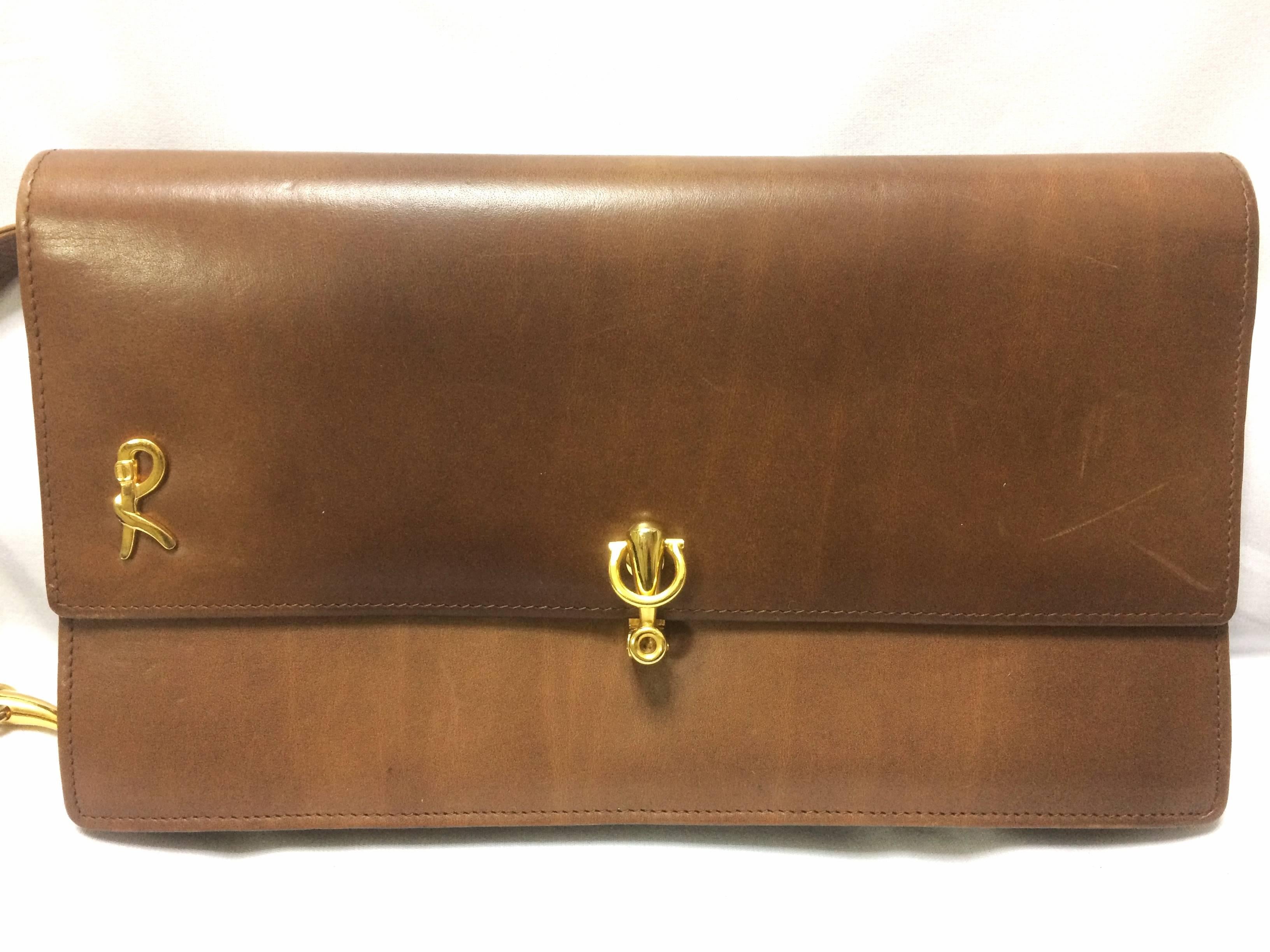 1970's vintage Roberta di Camerino brown leather chain shoulder bag with golden R logo motif. Classic purse.

Introducing another classic purse from Roberta di Camerino back in the 70's. 
Brown leather bag with chain and leather combo