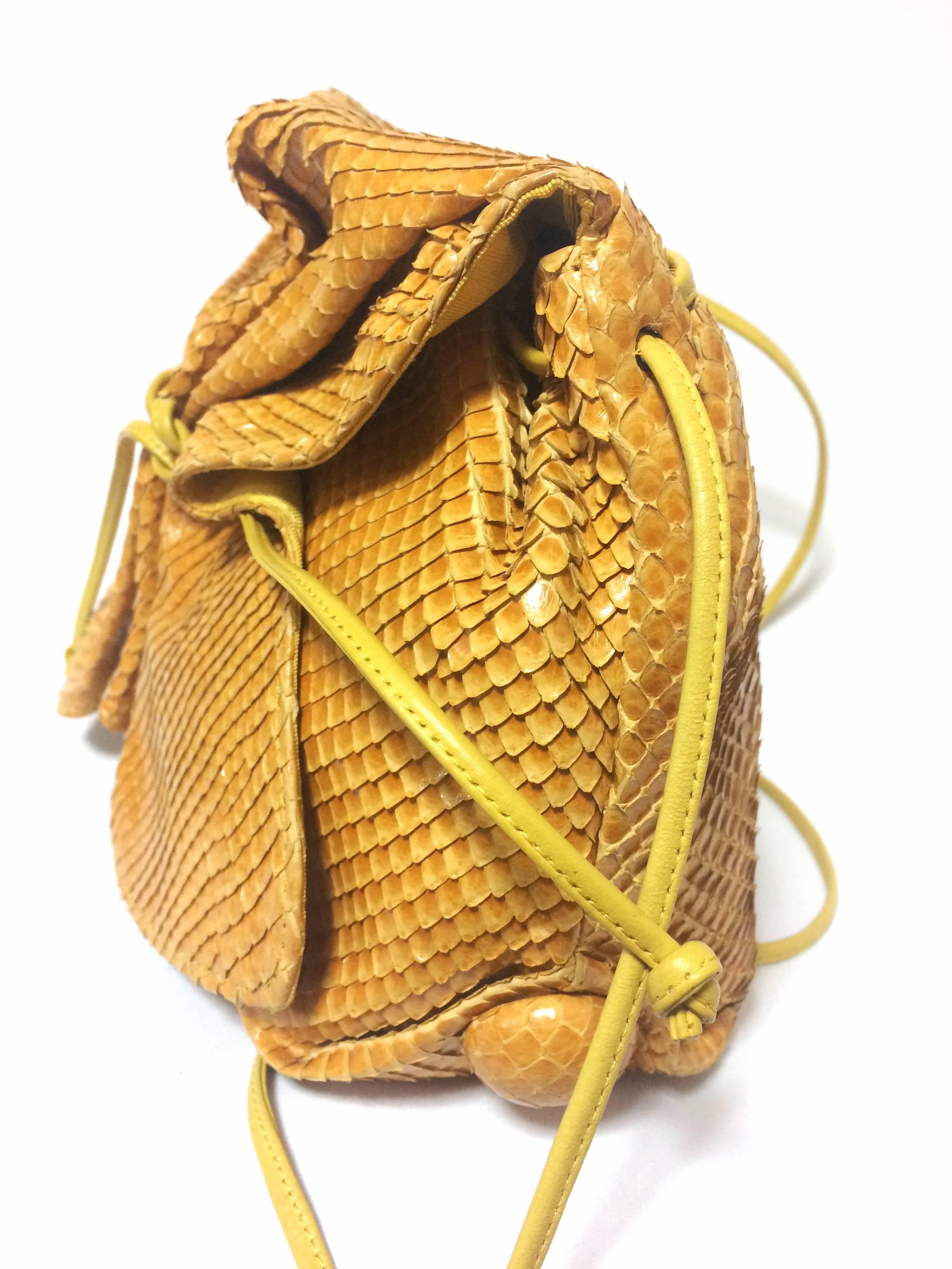 Vintage Carlos Falchi genuine yellow snakeskin shoulder bag in unique round form In Excellent Condition In Kashiwa, Chiba