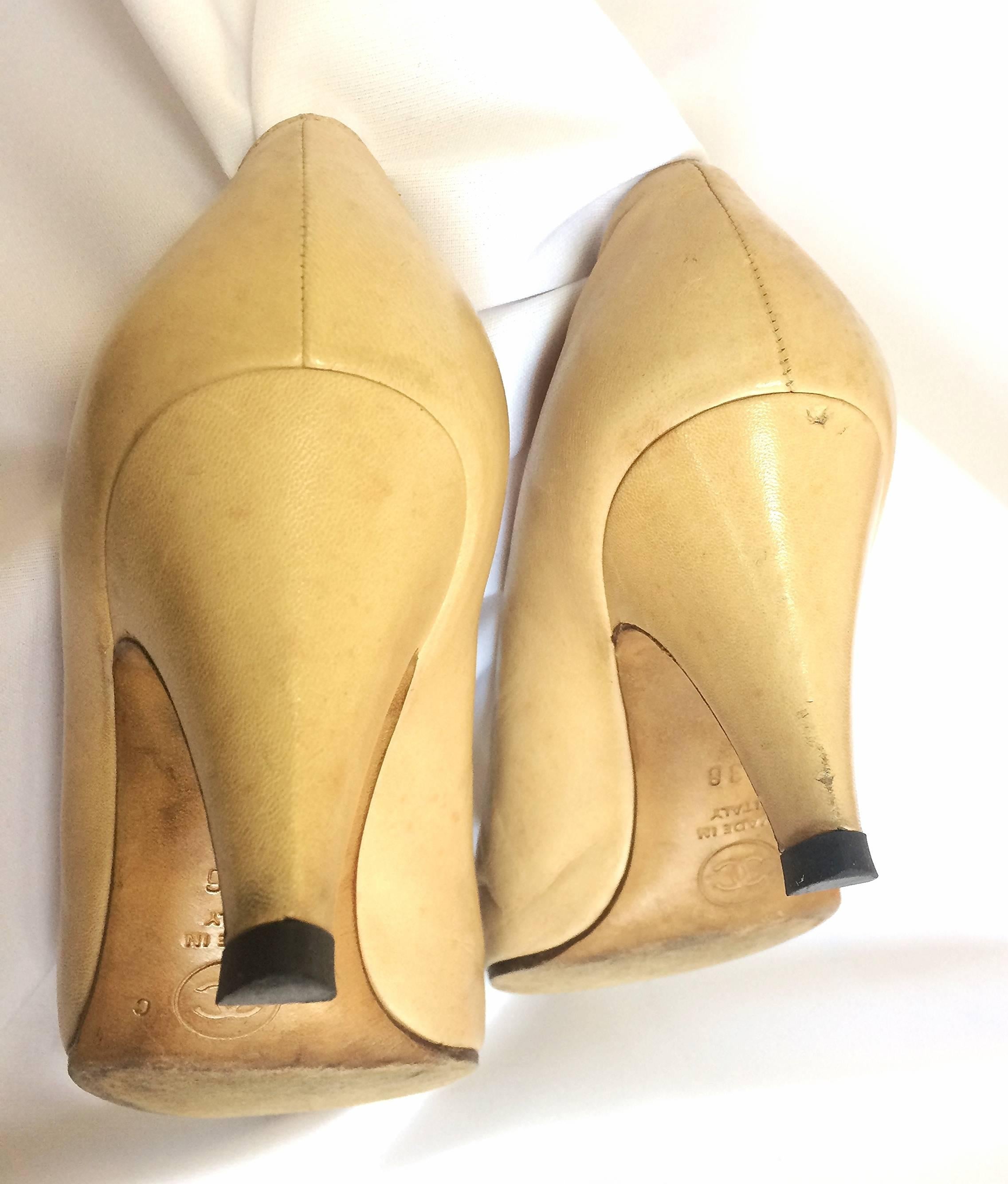 Women's Vintage CHANEL beige and black leather shoes, classic pumps.  EU 36, US5.5.  For Sale