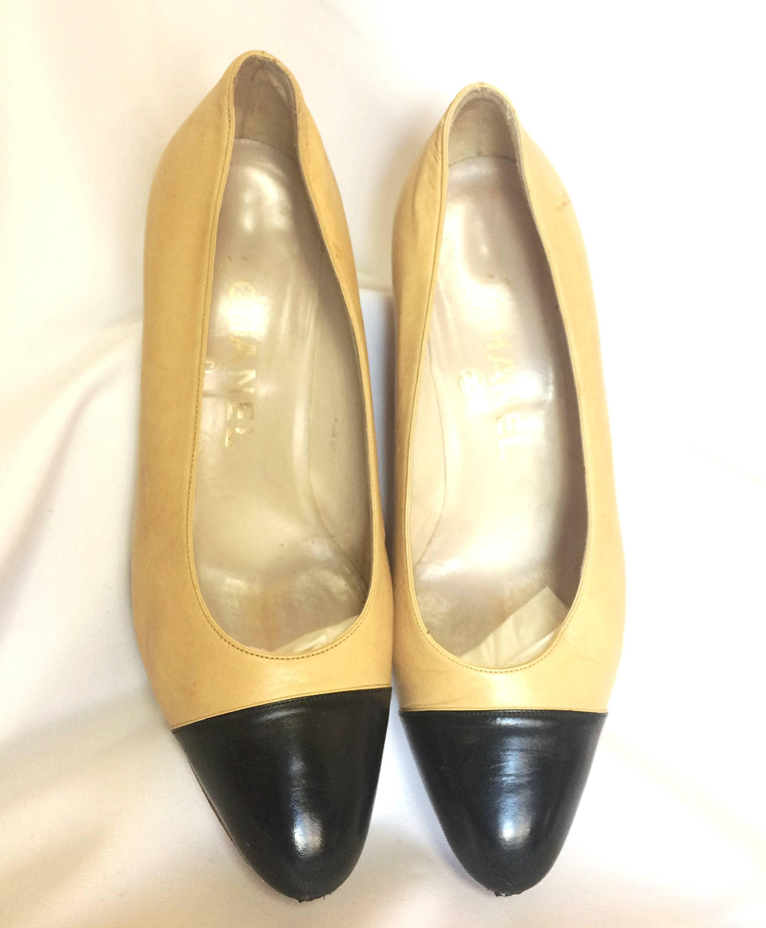 1990s. Vintage CHANEL beige and black leather shoes, classic pumps.  EU 36, US5.5. small size.

This is a classic vintage mid pointy heel shoes in classic beige and black leather combination from CHANEL. 

Some wrinkles, darkening, light brown