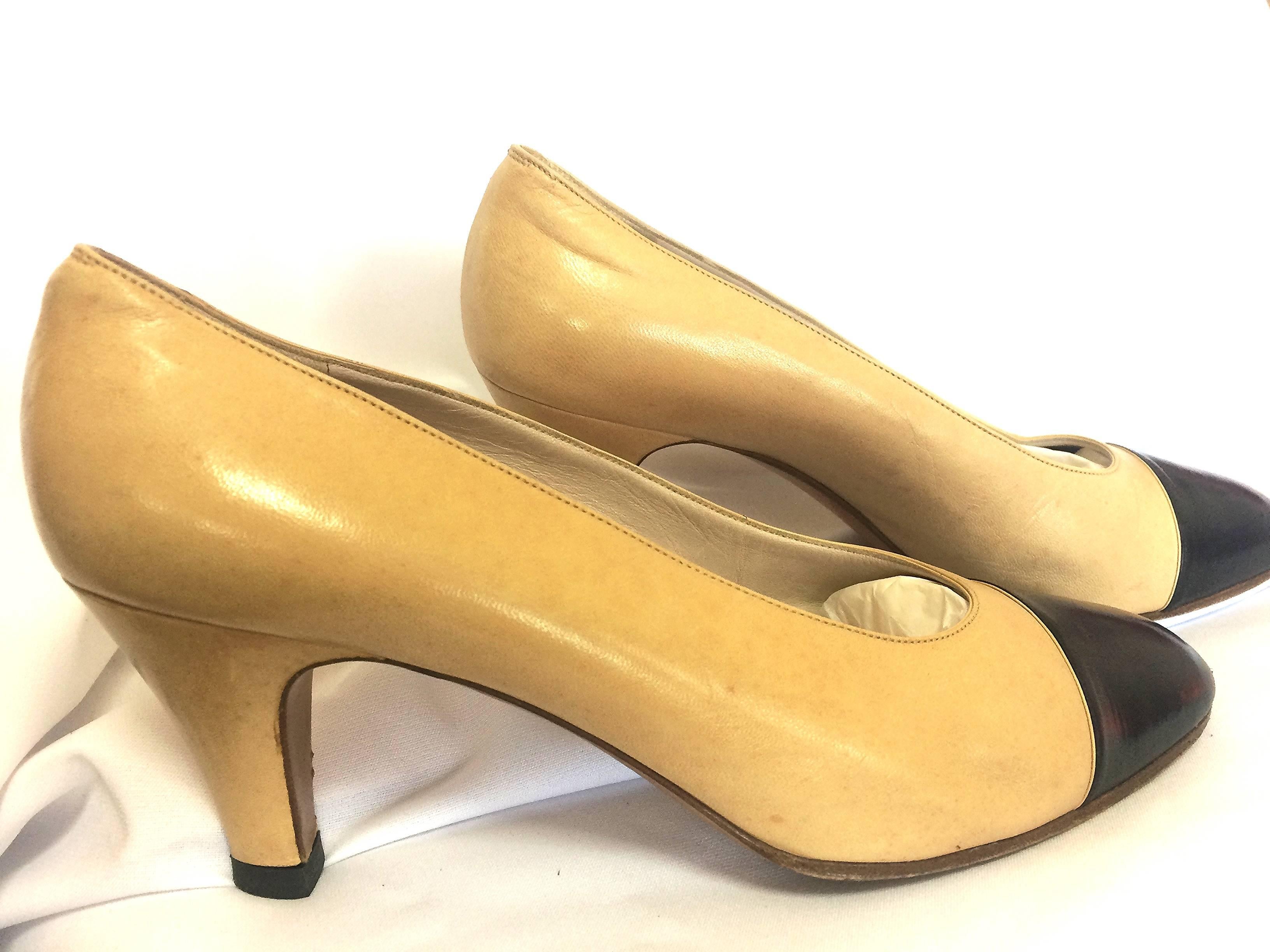 Vintage CHANEL beige and black leather shoes, classic pumps.  EU 36, US5.5.  In Fair Condition For Sale In Kashiwa, Chiba