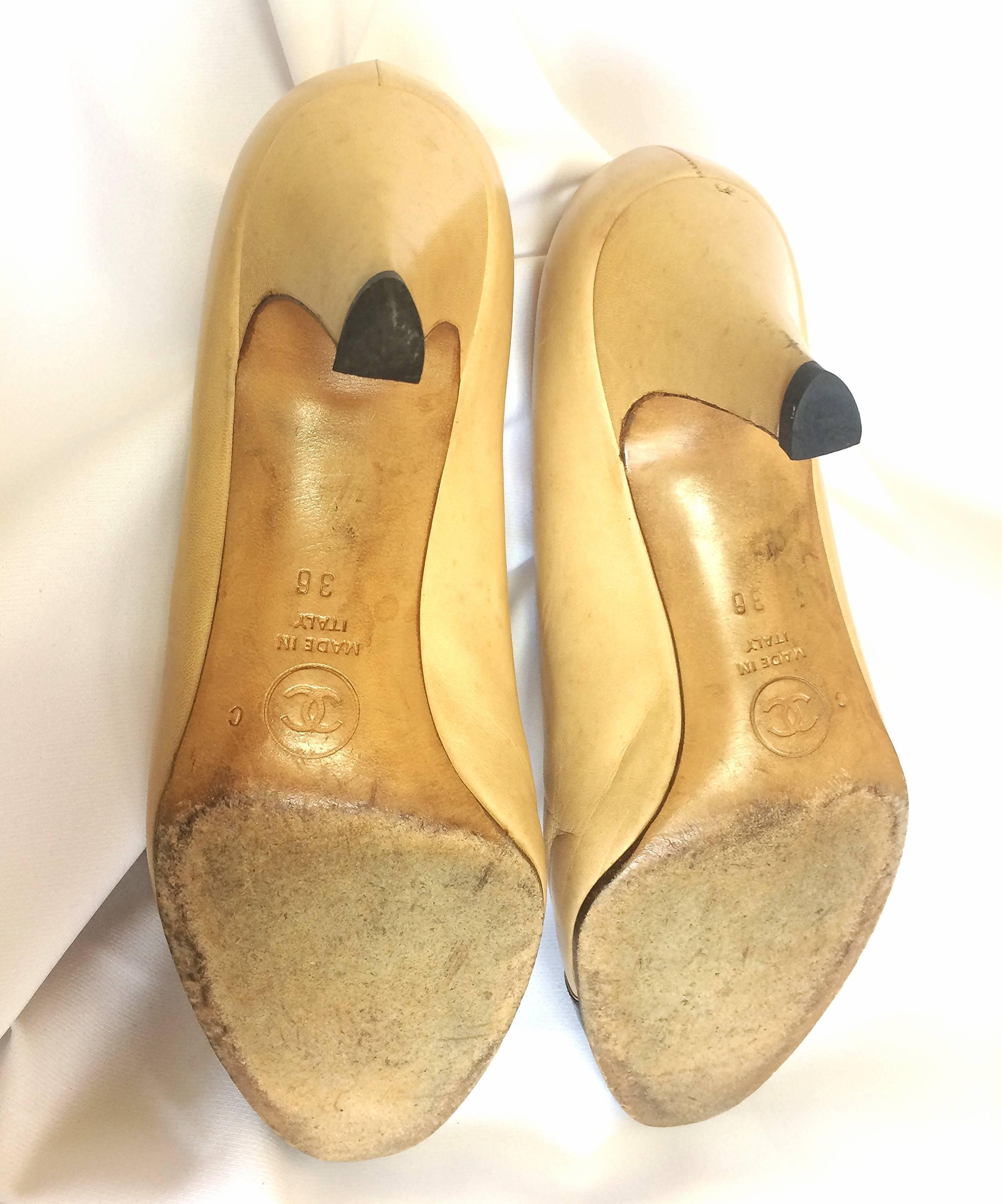 Vintage CHANEL beige and black leather shoes, classic pumps.  EU 36, US5.5.  For Sale 3