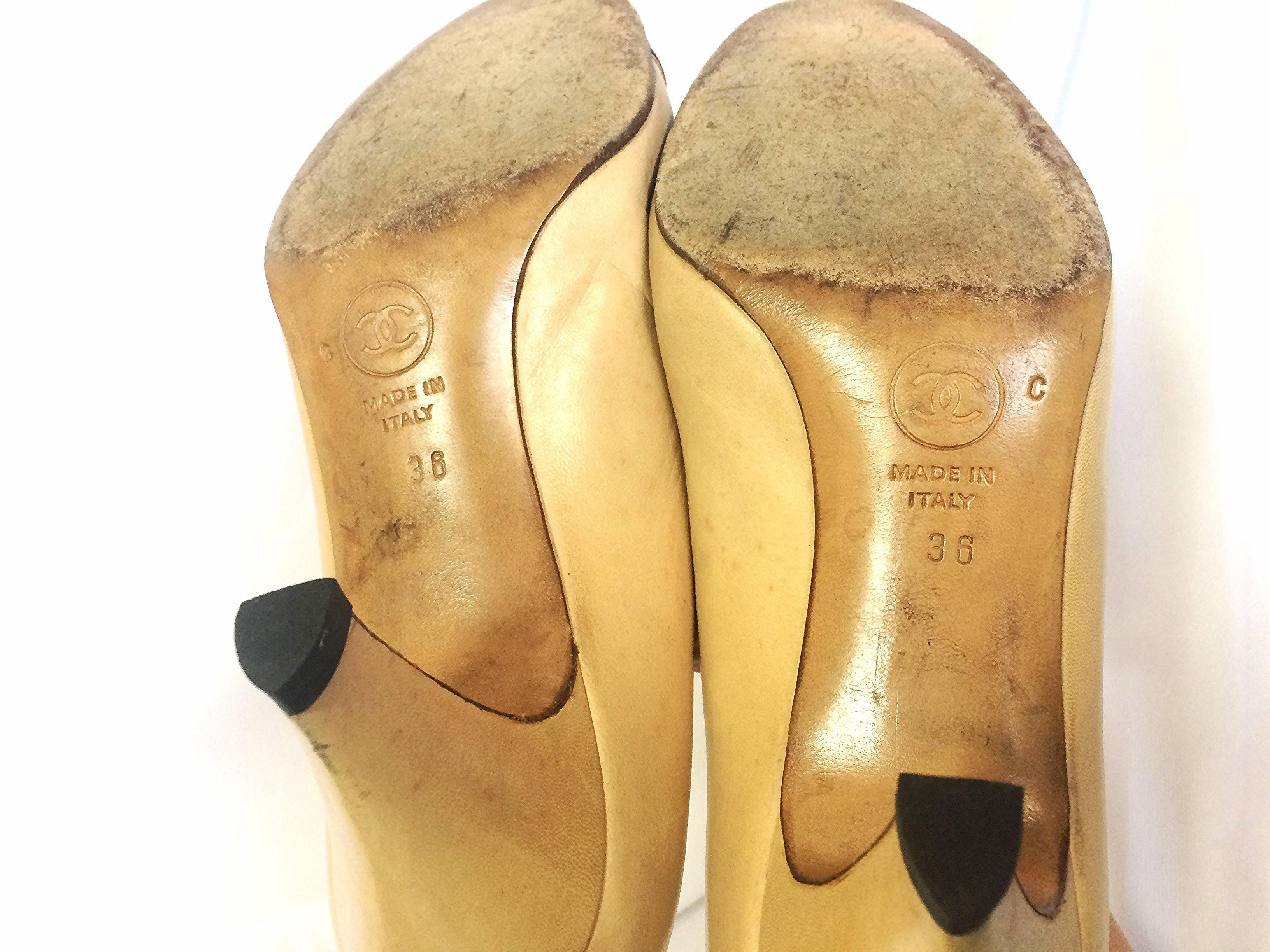 Vintage CHANEL beige and black leather shoes, classic pumps.  EU 36, US5.5.  For Sale 4