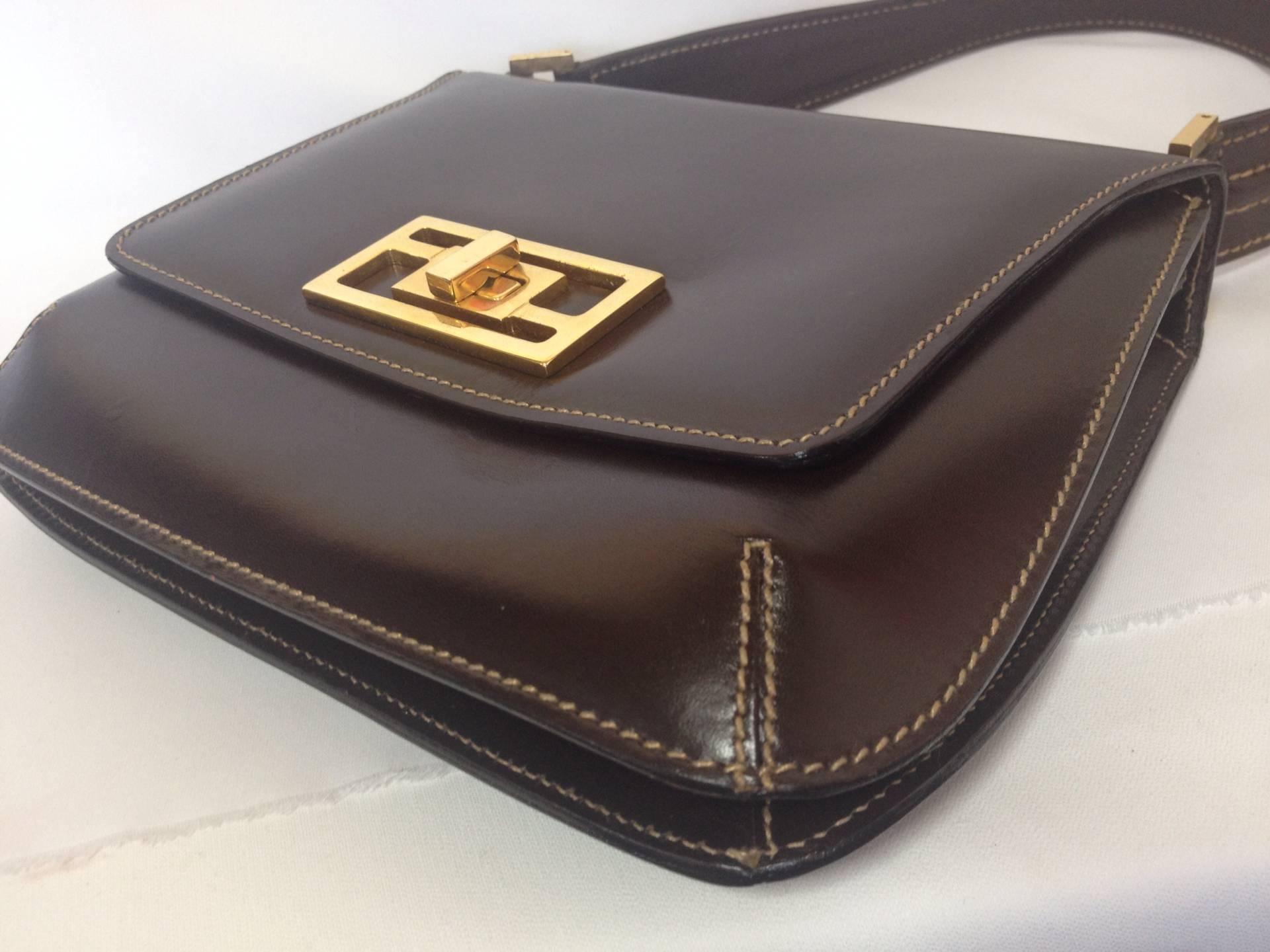 Vintage FENDI genuine dark brown leather handbag with golden FF logo at closure. In Excellent Condition For Sale In Kashiwa, Chiba