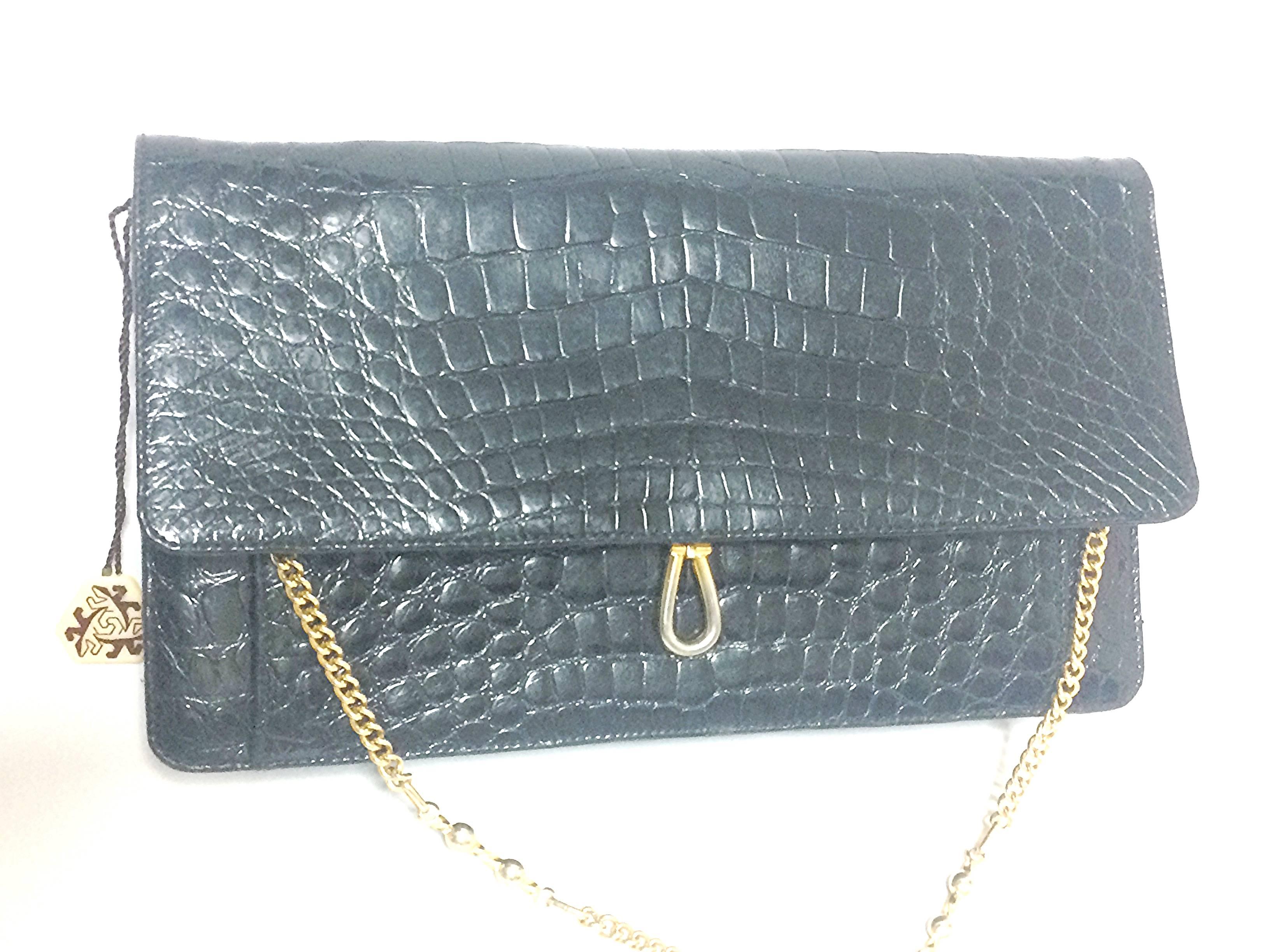 1980s. Vintage BALLY INTERNATIONAL genuine black crocodile chain clutch, shoulder bag with golden closure hock.

This is one of the most sophisticated masterpieces from BALLY INTERNATIONAL back in the 80's, 100% Genuine crocodile chain shoulder