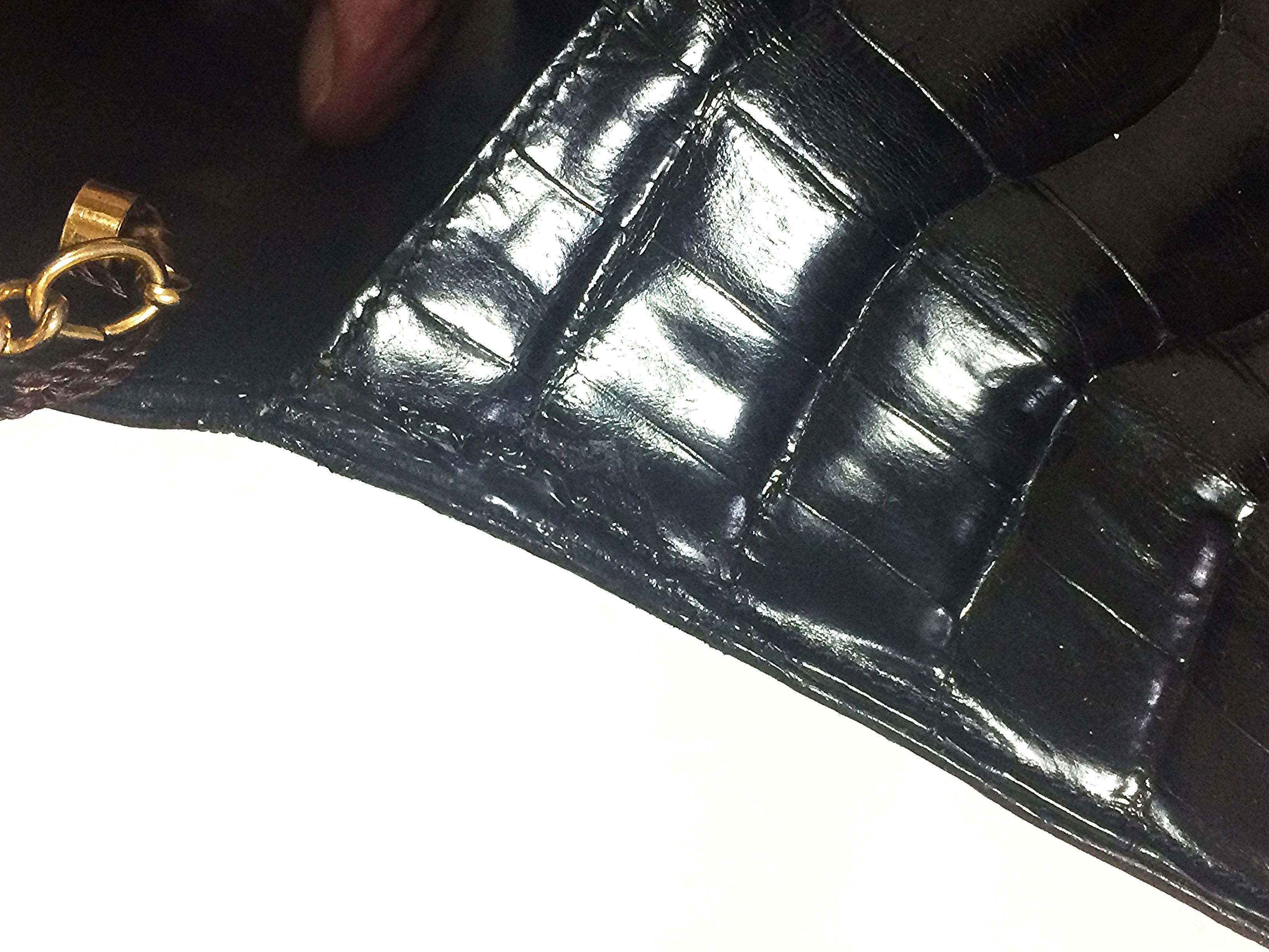 Vintage BALLY genuine black crocodile chain clutch, shoulder bag. Classic purse. In Fair Condition For Sale In Kashiwa, Chiba