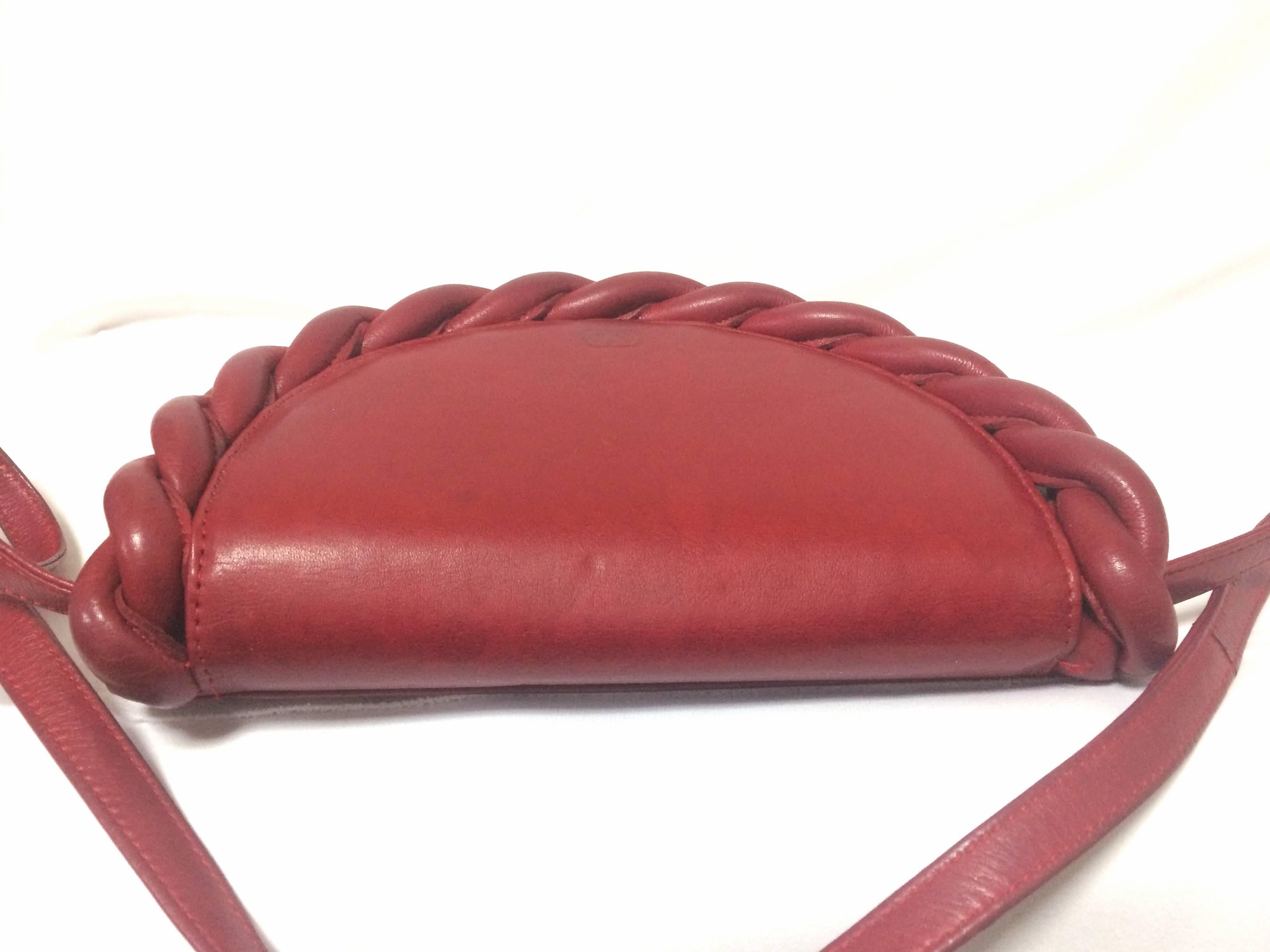 Vintage Valentino Garavani deep cherry red leather shoulder bag with twist motif In Good Condition In Kashiwa, Chiba