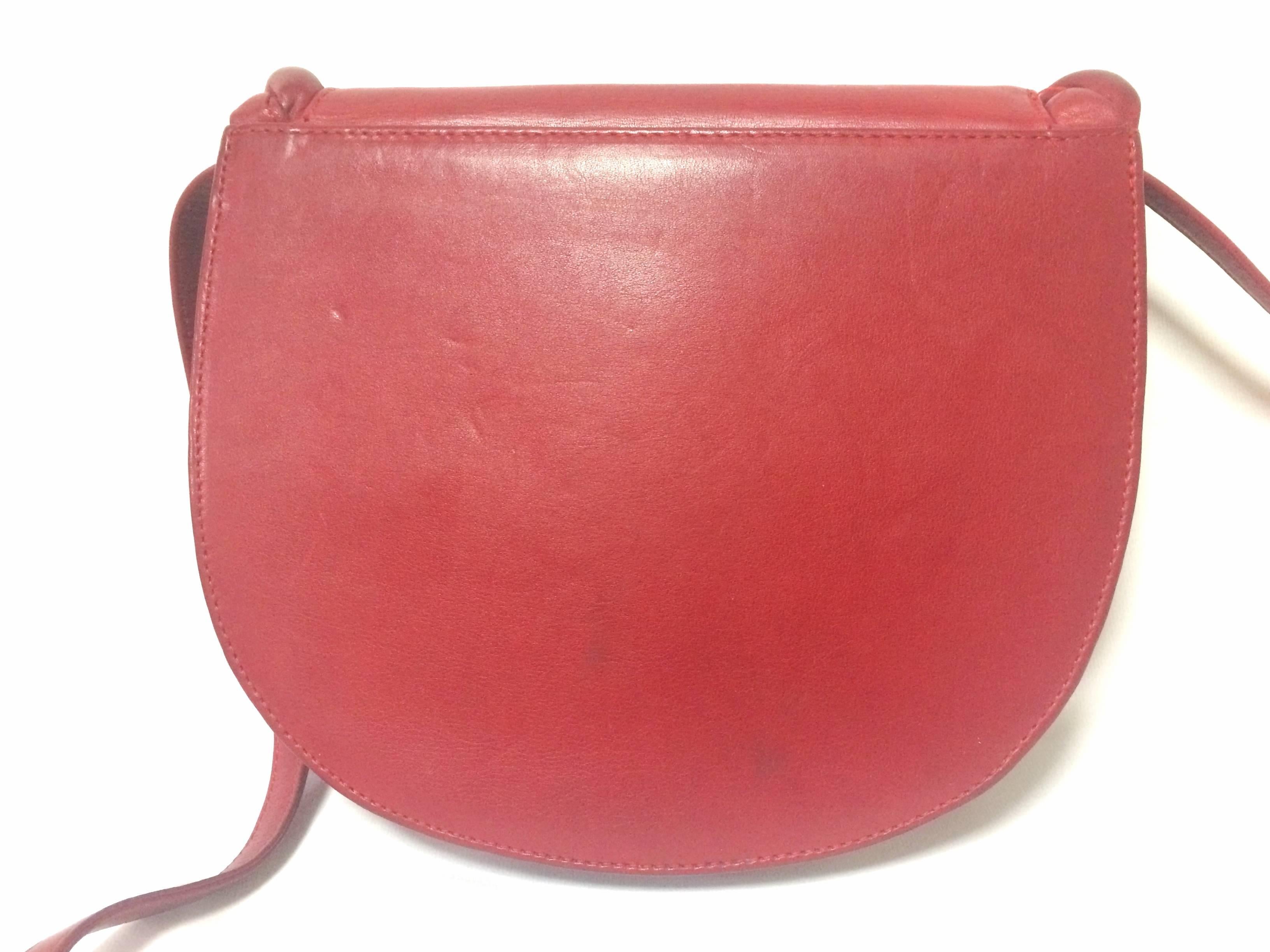 Vintage Valentino Garavani deep cherry red leather shoulder bag with twist motif 1