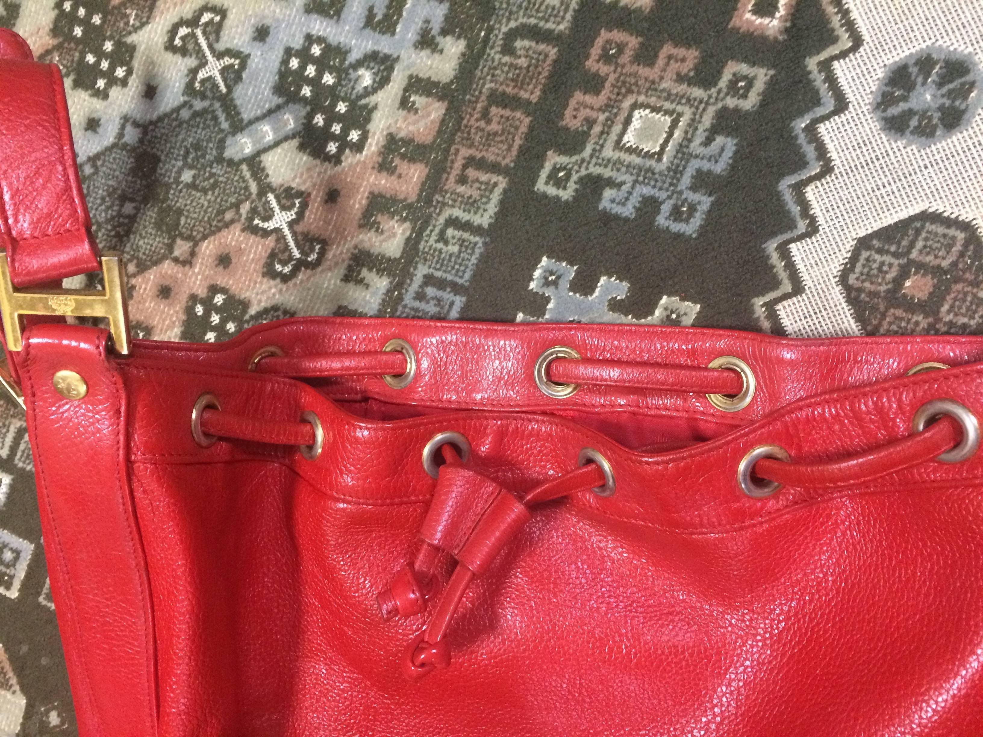 Vintage MCM genuine leather red hobo bucket shoulder bag with gold tone motifs. In Good Condition For Sale In Kashiwa, Chiba