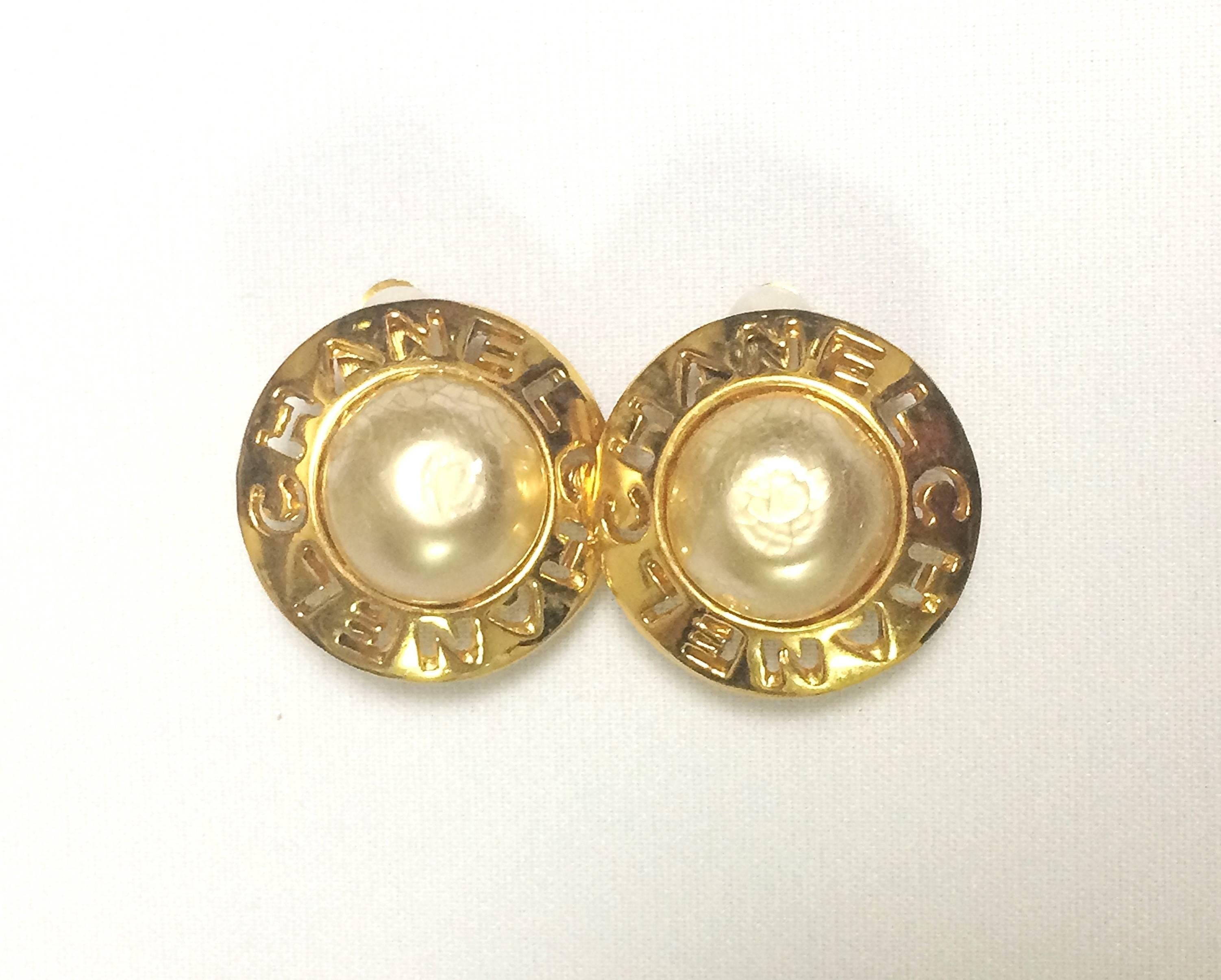 Vintage CHANEL golden round shape faux pearl earrings with cutout logo. Chic. In Good Condition In Kashiwa, Chiba