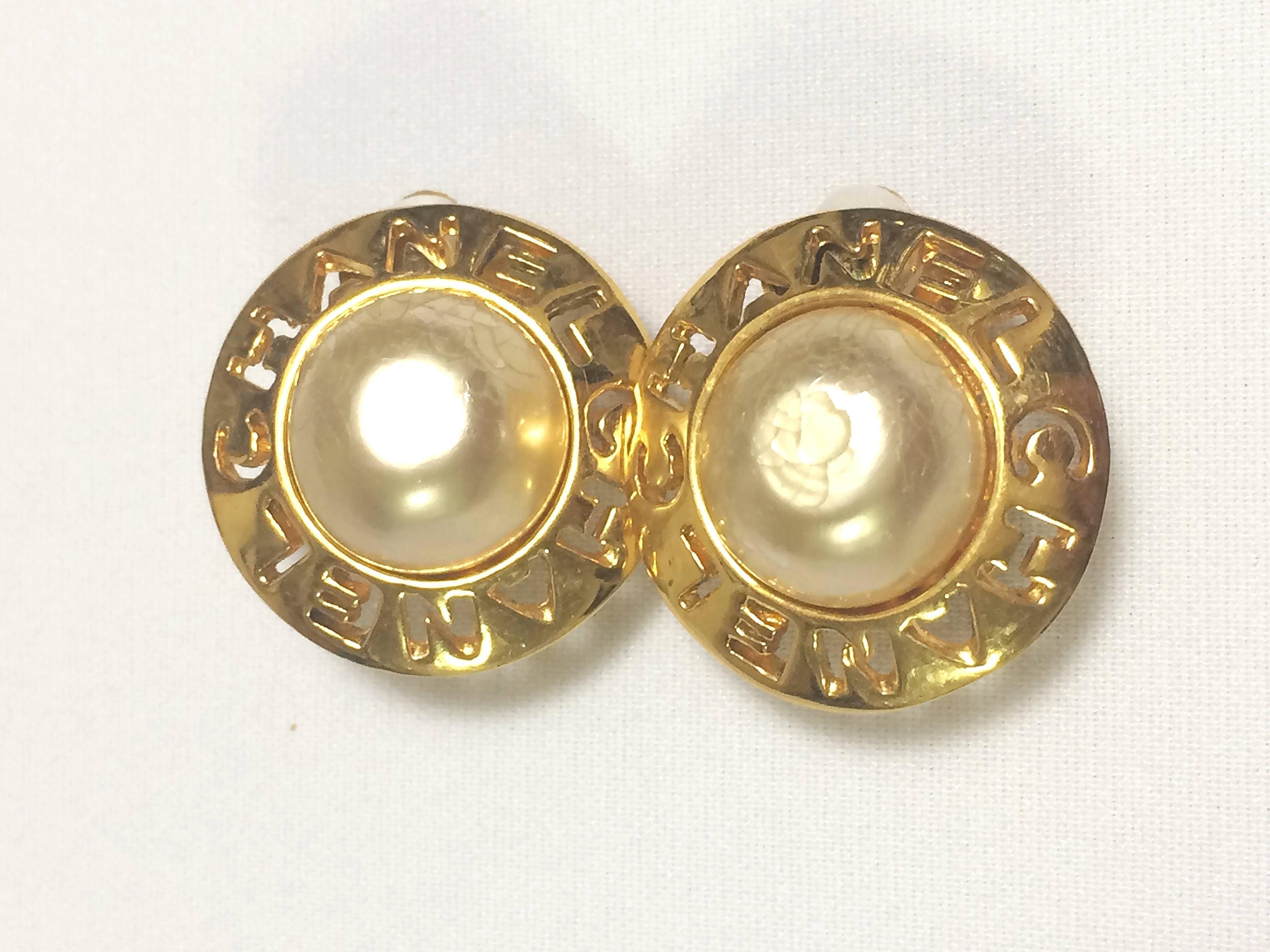 Vintage CHANEL golden round shape faux pearl earrings with cutout logo. Chic. 2