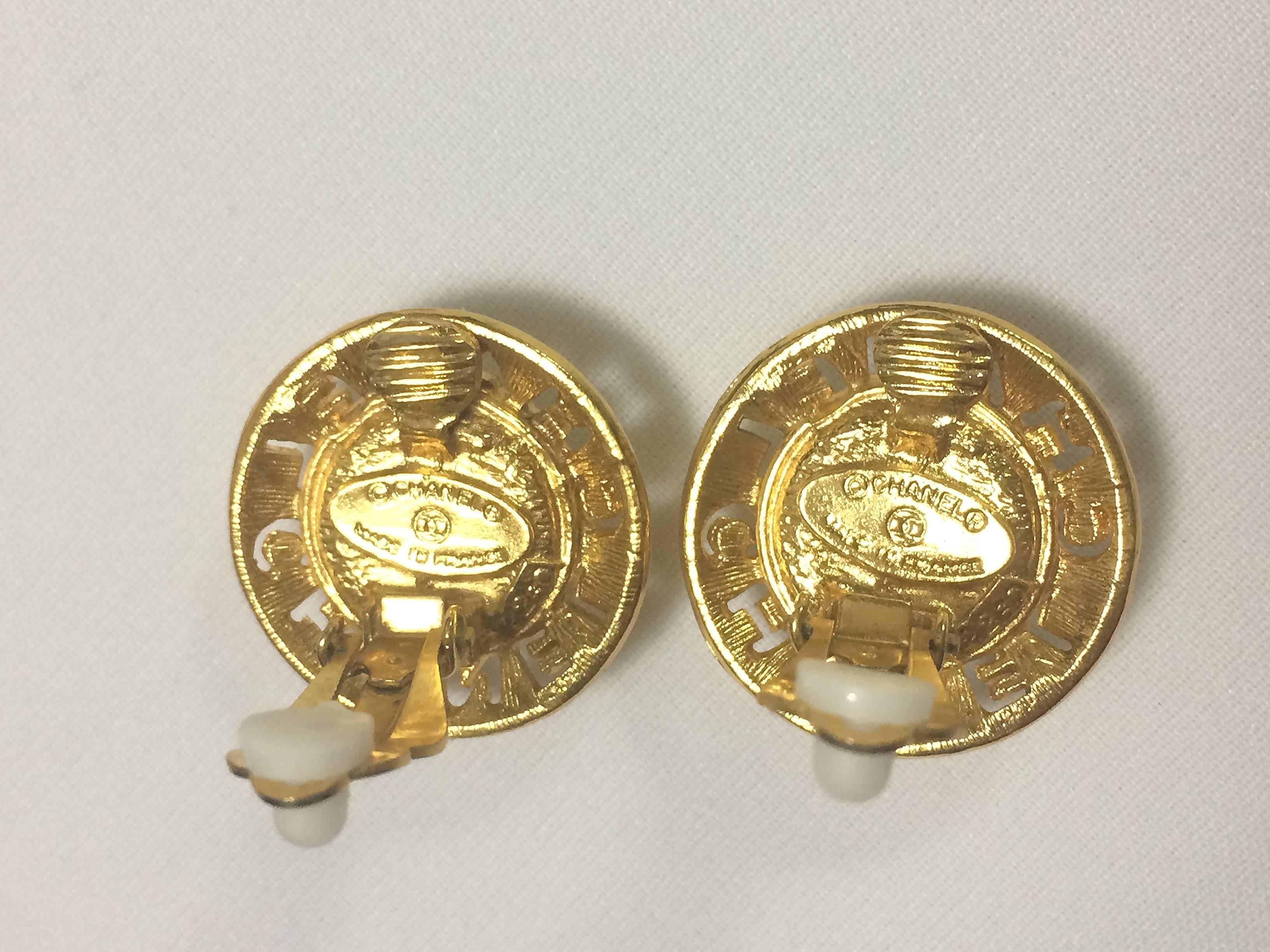 Vintage CHANEL golden round shape faux pearl earrings with cutout logo. Chic. 3